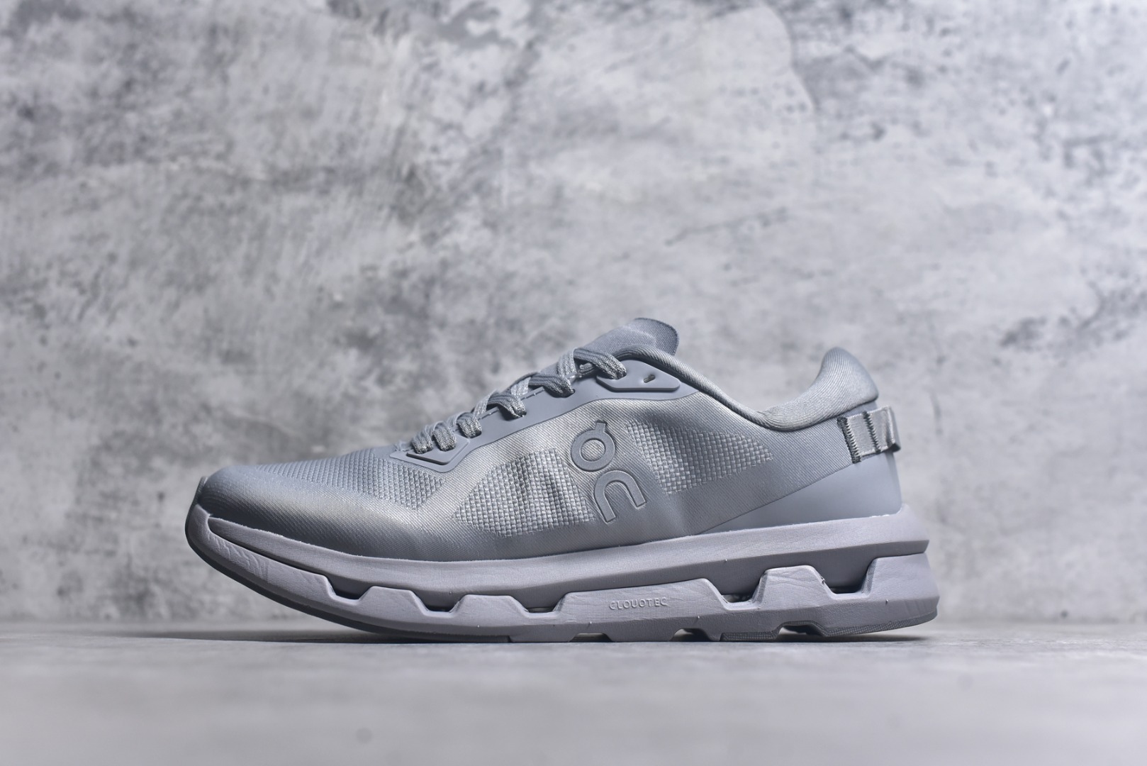 #KITH x On Cloudzone 昂跑舒适百搭防滑耐磨 低帮休闲跑步鞋 昂跑运动品牌 开创于2010年 缓震着陆、强效回弹、轻柔质感的设计构思始终是ON研制关键 与此同时基于“为全球提供革新性的跑步感受”信念 陆续推出了多款跑鞋及其以专业运动人体跑步工程学为设计关键的功能性跑步服饰设备 让跑者不费力气地畅快畅跑 尺码：36 36.5 37.5 38 38.5 39 40 40.5 41 42 42.5 43 44 44.5 45-选品中心