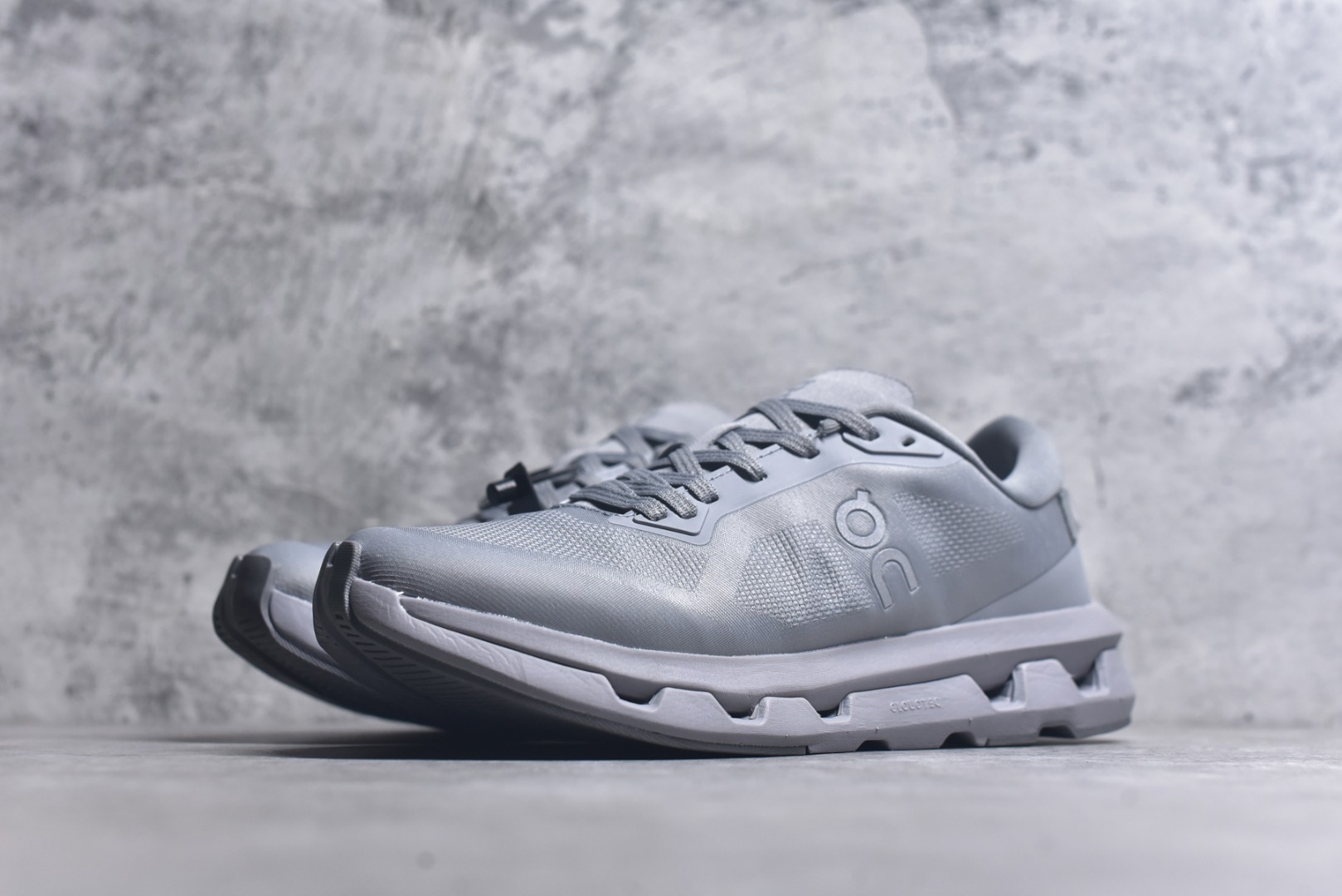 图片[2]-#KITH x On Cloudzone 昂跑舒适百搭防滑耐磨 低帮休闲跑步鞋 昂跑运动品牌 开创于2010年 缓震着陆、强效回弹、轻柔质感的设计构思始终是ON研制关键 与此同时基于“为全球提供革新性的跑步感受”信念 陆续推出了多款跑鞋及其以专业运动人体跑步工程学为设计关键的功能性跑步服饰设备 让跑者不费力气地畅快畅跑 尺码：36 36.5 37.5 38 38.5 39 40 40.5 41 42 42.5 43 44 44.5 45-选品中心