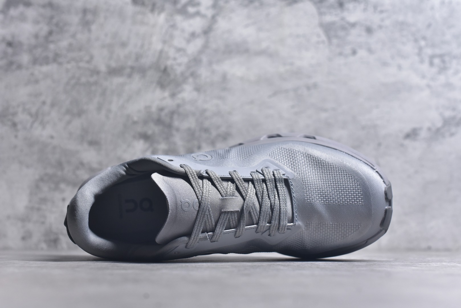 图片[4]-#KITH x On Cloudzone 昂跑舒适百搭防滑耐磨 低帮休闲跑步鞋 昂跑运动品牌 开创于2010年 缓震着陆、强效回弹、轻柔质感的设计构思始终是ON研制关键 与此同时基于“为全球提供革新性的跑步感受”信念 陆续推出了多款跑鞋及其以专业运动人体跑步工程学为设计关键的功能性跑步服饰设备 让跑者不费力气地畅快畅跑 尺码：36 36.5 37.5 38 38.5 39 40 40.5 41 42 42.5 43 44 44.5 45-选品中心