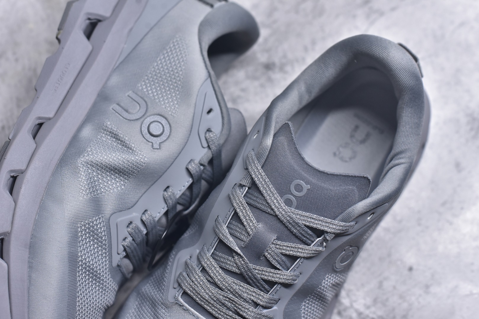 图片[9]-#KITH x On Cloudzone 昂跑舒适百搭防滑耐磨 低帮休闲跑步鞋 昂跑运动品牌 开创于2010年 缓震着陆、强效回弹、轻柔质感的设计构思始终是ON研制关键 与此同时基于“为全球提供革新性的跑步感受”信念 陆续推出了多款跑鞋及其以专业运动人体跑步工程学为设计关键的功能性跑步服饰设备 让跑者不费力气地畅快畅跑 尺码：36 36.5 37.5 38 38.5 39 40 40.5 41 42 42.5 43 44 44.5 45-选品中心