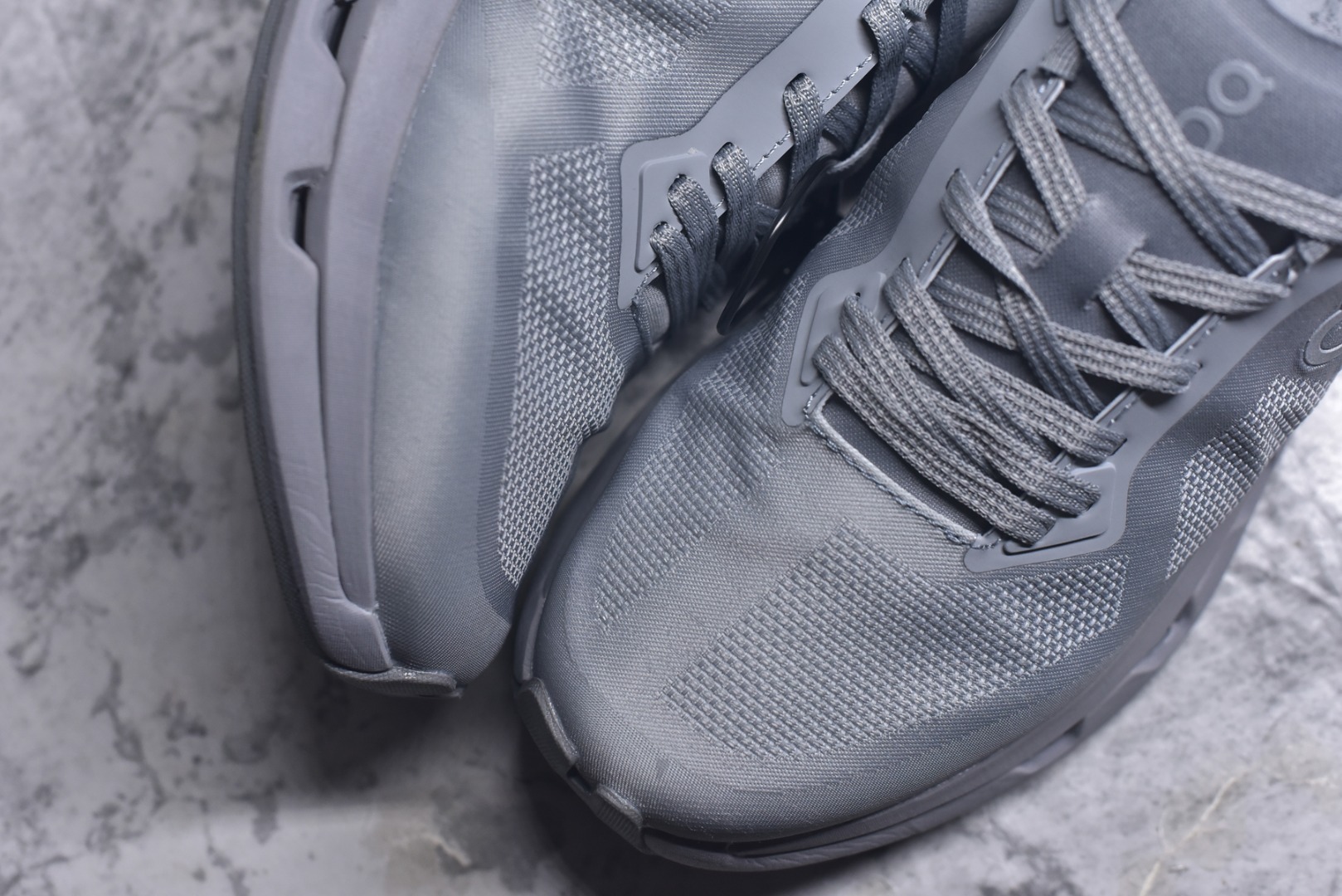 图片[8]-#KITH x On Cloudzone 昂跑舒适百搭防滑耐磨 低帮休闲跑步鞋 昂跑运动品牌 开创于2010年 缓震着陆、强效回弹、轻柔质感的设计构思始终是ON研制关键 与此同时基于“为全球提供革新性的跑步感受”信念 陆续推出了多款跑鞋及其以专业运动人体跑步工程学为设计关键的功能性跑步服饰设备 让跑者不费力气地畅快畅跑 尺码：36 36.5 37.5 38 38.5 39 40 40.5 41 42 42.5 43 44 44.5 45-选品中心