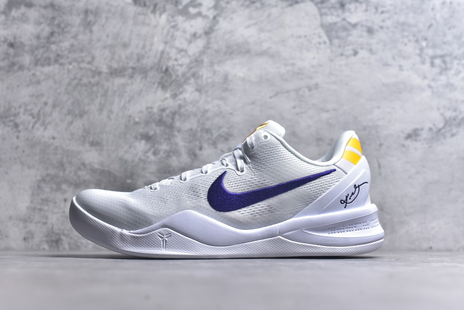 #灭世海外版 NK Zoom Kobe Ⅷ System 科比8代复刻实战运动低帮文化篮球鞋 湖人白紫金 HF9550-100 纯原海外版气垫品质吊打各路纯原 气压➕耐久双重保障 前掌ZOOM TURBO➕后掌马蹄Zoom 后掌澎湃脚感无出其右 全套冲刀改版 鞋型还原度95% 宽脚选手必入货品 鞋头2.5mm上翘空间 不挤脚 完美释放脚趾活动空间 正码正拍 脚型适配性 市场最强没有之一 鞋面工艺全新升级 100%对标正品 原厂聚氨酯蛇鳞 珠光密度同步正品 Swoosh喷漆工艺 还原度接近100% 全新后跟TPU模具 正确S型弧度 区分市场纯原（市场纯原采用公版模具 后跟TPU几乎无弧度）国产天花板橡胶配方 抓地力爆炸 海外口碑炸裂 鞋舌LOGO正确内嵌压印 原厂碳板 正确原盒 厚积薄发 王者归来 拒绝杀猪 拒绝套路 灭世纯原海外版科比系列 致力打造实战第一标杆 尺码：39-47.5 全新模具 正码正拍-选品中心
