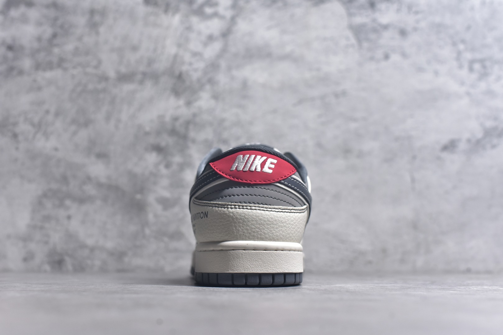 图片[5]-#Nike SB Dunk Low LV联名 灰红小勾 周年高端定制 低帮休闲板鞋 YX5066-367 #定制鞋盒 大厂纯原品质出货 超高清洁度 皮料切割干净无任何毛边 细节完美 尺码：36 36.5 37.5 38 38.5 39 40 40.5 41 42 42.5 43 44 44.5 45 9.E5-选品中心