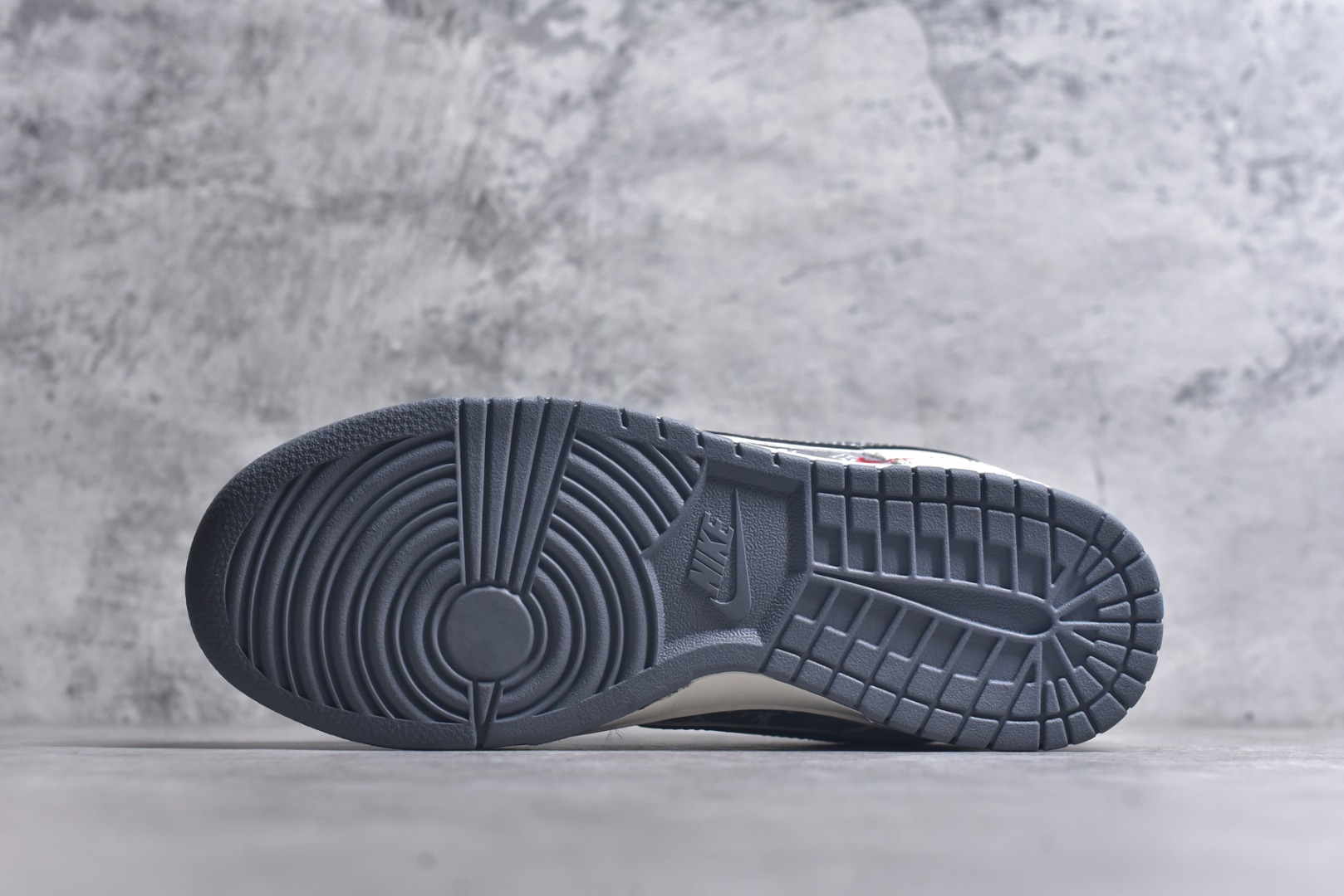 图片[6]-#Nike SB Dunk Low LV联名 灰红小勾 周年高端定制 低帮休闲板鞋 YX5066-367 #定制鞋盒 大厂纯原品质出货 超高清洁度 皮料切割干净无任何毛边 细节完美 尺码：36 36.5 37.5 38 38.5 39 40 40.5 41 42 42.5 43 44 44.5 45 9.E5-选品中心