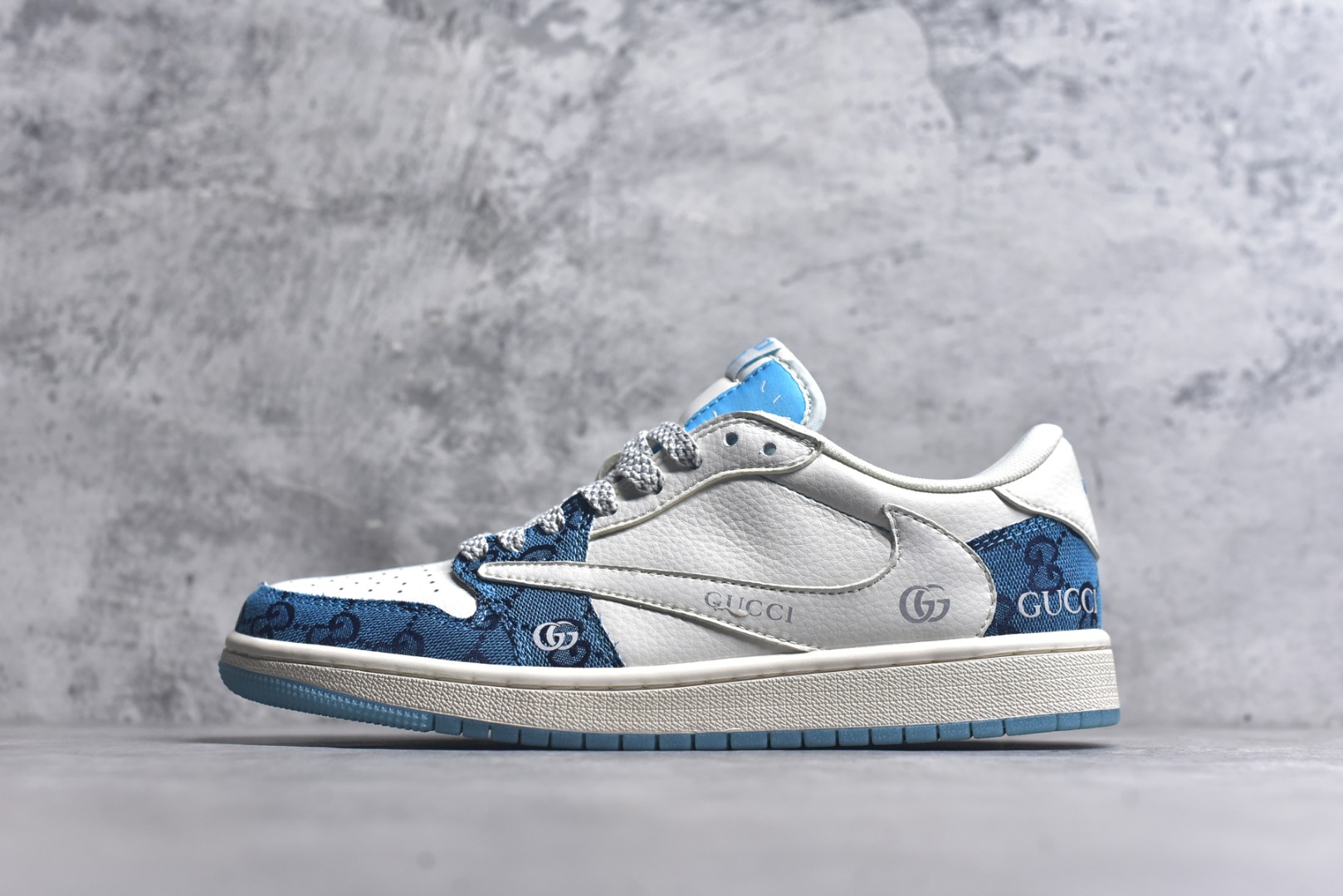#Travis Scott x Fragment Design x Air Jordan 1 Low OG SP AJ1 乔1 古驰联名-白蓝花纹 低帮文化休闲板鞋 XZ1658-001 #多方联名合作融合了Travis Scott 独特的音乐风格，藤原浩个性的设计风格以及Jordan品牌的经典元素 使其成为一双具有独特身份和价值的鞋子 清新而立体的外观加上联名标识更突出了其独特身份 这种配色方案显示出活力和时尚感 在视觉上引人注目 鞋身的质感和细腻的细节处理使其显得高端而格调十足 这款“倒钩”联名是设计与创意完美结合 融合多方的个性风格是一款备受瞩目的潮流鞋款 尺码：36 36.5 37.5 38 38.5 39 40 40.5 41 42 42.5 43 44 44.5 45 9.E5-选品中心