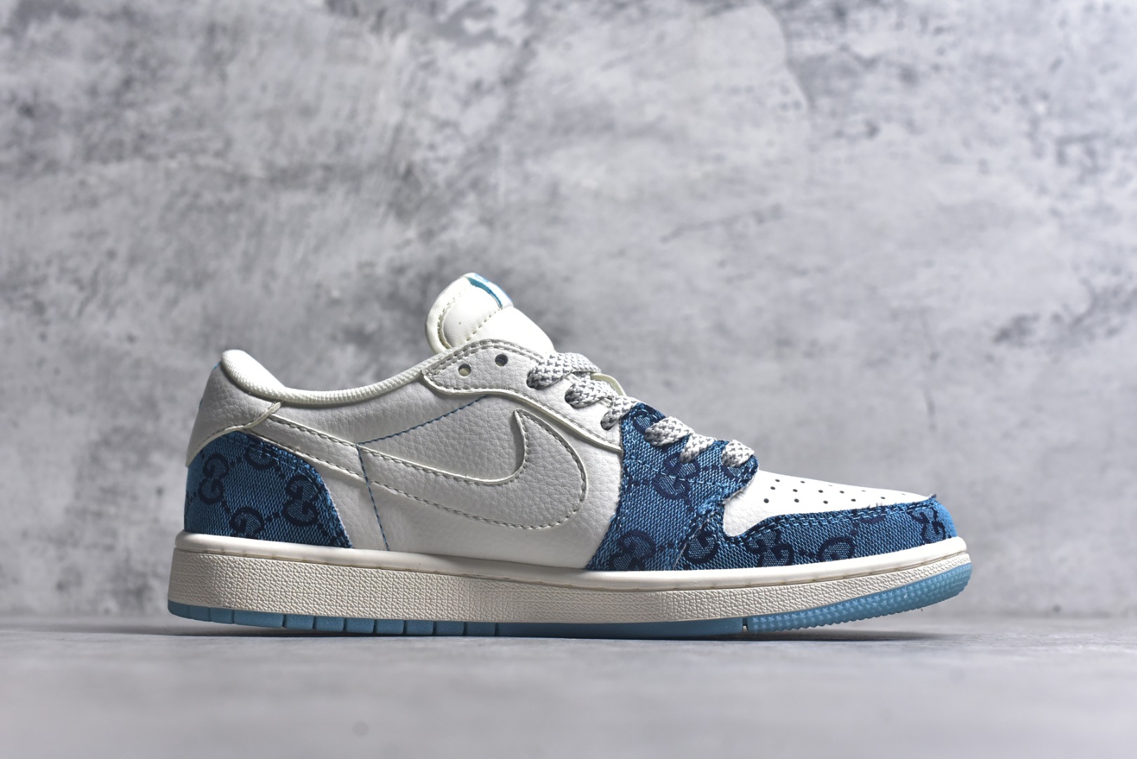 图片[3]-#Travis Scott x Fragment Design x Air Jordan 1 Low OG SP AJ1 乔1 古驰联名-白蓝花纹 低帮文化休闲板鞋 XZ1658-001 #多方联名合作融合了Travis Scott 独特的音乐风格，藤原浩个性的设计风格以及Jordan品牌的经典元素 使其成为一双具有独特身份和价值的鞋子 清新而立体的外观加上联名标识更突出了其独特身份 这种配色方案显示出活力和时尚感 在视觉上引人注目 鞋身的质感和细腻的细节处理使其显得高端而格调十足 这款“倒钩”联名是设计与创意完美结合 融合多方的个性风格是一款备受瞩目的潮流鞋款 尺码：36 36.5 37.5 38 38.5 39 40 40.5 41 42 42.5 43 44 44.5 45 9.E5-选品中心