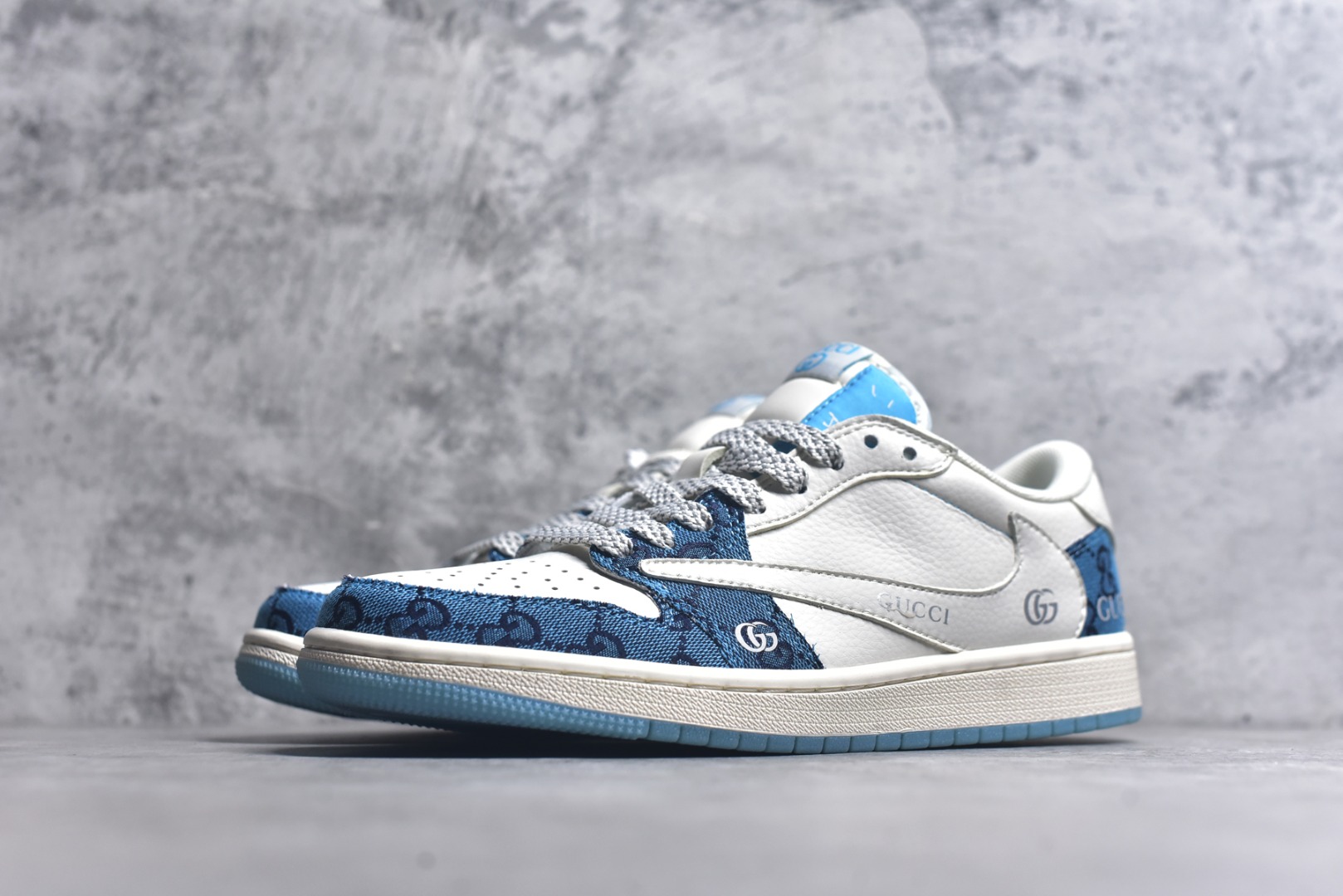 图片[2]-#Travis Scott x Fragment Design x Air Jordan 1 Low OG SP AJ1 乔1 古驰联名-白蓝花纹 低帮文化休闲板鞋 XZ1658-001 #多方联名合作融合了Travis Scott 独特的音乐风格，藤原浩个性的设计风格以及Jordan品牌的经典元素 使其成为一双具有独特身份和价值的鞋子 清新而立体的外观加上联名标识更突出了其独特身份 这种配色方案显示出活力和时尚感 在视觉上引人注目 鞋身的质感和细腻的细节处理使其显得高端而格调十足 这款“倒钩”联名是设计与创意完美结合 融合多方的个性风格是一款备受瞩目的潮流鞋款 尺码：36 36.5 37.5 38 38.5 39 40 40.5 41 42 42.5 43 44 44.5 45 9.E5-选品中心