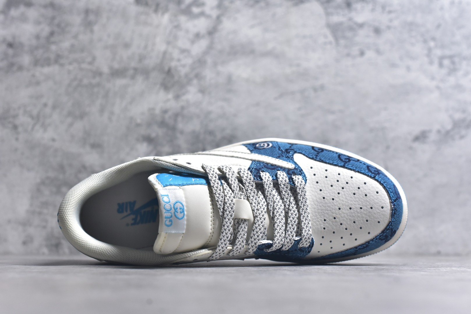 图片[4]-#Travis Scott x Fragment Design x Air Jordan 1 Low OG SP AJ1 乔1 古驰联名-白蓝花纹 低帮文化休闲板鞋 XZ1658-001 #多方联名合作融合了Travis Scott 独特的音乐风格，藤原浩个性的设计风格以及Jordan品牌的经典元素 使其成为一双具有独特身份和价值的鞋子 清新而立体的外观加上联名标识更突出了其独特身份 这种配色方案显示出活力和时尚感 在视觉上引人注目 鞋身的质感和细腻的细节处理使其显得高端而格调十足 这款“倒钩”联名是设计与创意完美结合 融合多方的个性风格是一款备受瞩目的潮流鞋款 尺码：36 36.5 37.5 38 38.5 39 40 40.5 41 42 42.5 43 44 44.5 45 9.E5-选品中心