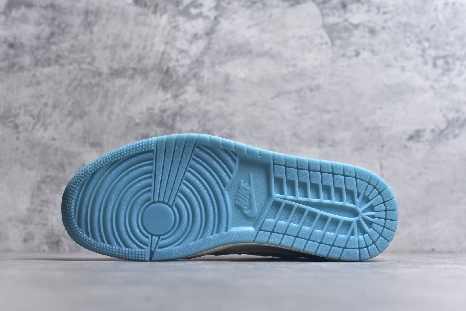 图片[6]-#Travis Scott x Fragment Design x Air Jordan 1 Low OG SP AJ1 乔1 古驰联名-白蓝花纹 低帮文化休闲板鞋 XZ1658-001 #多方联名合作融合了Travis Scott 独特的音乐风格，藤原浩个性的设计风格以及Jordan品牌的经典元素 使其成为一双具有独特身份和价值的鞋子 清新而立体的外观加上联名标识更突出了其独特身份 这种配色方案显示出活力和时尚感 在视觉上引人注目 鞋身的质感和细腻的细节处理使其显得高端而格调十足 这款“倒钩”联名是设计与创意完美结合 融合多方的个性风格是一款备受瞩目的潮流鞋款 尺码：36 36.5 37.5 38 38.5 39 40 40.5 41 42 42.5 43 44 44.5 45 9.E5-选品中心