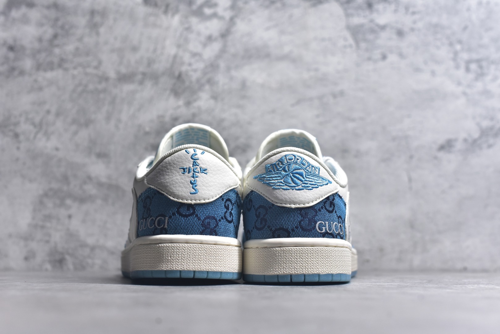 图片[5]-#Travis Scott x Fragment Design x Air Jordan 1 Low OG SP AJ1 乔1 古驰联名-白蓝花纹 低帮文化休闲板鞋 XZ1658-001 #多方联名合作融合了Travis Scott 独特的音乐风格，藤原浩个性的设计风格以及Jordan品牌的经典元素 使其成为一双具有独特身份和价值的鞋子 清新而立体的外观加上联名标识更突出了其独特身份 这种配色方案显示出活力和时尚感 在视觉上引人注目 鞋身的质感和细腻的细节处理使其显得高端而格调十足 这款“倒钩”联名是设计与创意完美结合 融合多方的个性风格是一款备受瞩目的潮流鞋款 尺码：36 36.5 37.5 38 38.5 39 40 40.5 41 42 42.5 43 44 44.5 45 9.E5-选品中心