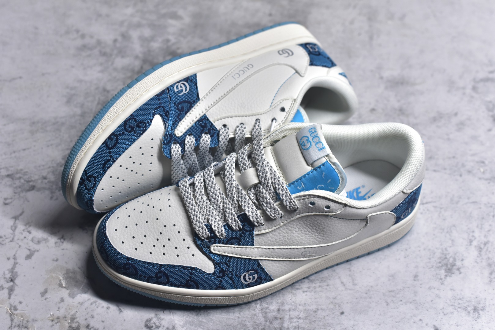 图片[7]-#Travis Scott x Fragment Design x Air Jordan 1 Low OG SP AJ1 乔1 古驰联名-白蓝花纹 低帮文化休闲板鞋 XZ1658-001 #多方联名合作融合了Travis Scott 独特的音乐风格，藤原浩个性的设计风格以及Jordan品牌的经典元素 使其成为一双具有独特身份和价值的鞋子 清新而立体的外观加上联名标识更突出了其独特身份 这种配色方案显示出活力和时尚感 在视觉上引人注目 鞋身的质感和细腻的细节处理使其显得高端而格调十足 这款“倒钩”联名是设计与创意完美结合 融合多方的个性风格是一款备受瞩目的潮流鞋款 尺码：36 36.5 37.5 38 38.5 39 40 40.5 41 42 42.5 43 44 44.5 45 9.E5-选品中心