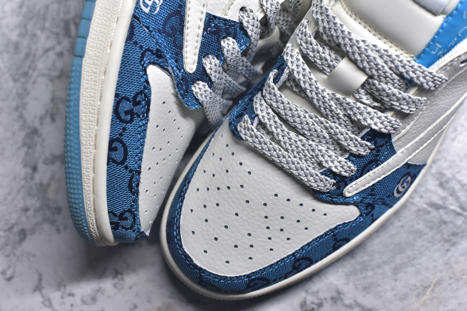 图片[8]-#Travis Scott x Fragment Design x Air Jordan 1 Low OG SP AJ1 乔1 古驰联名-白蓝花纹 低帮文化休闲板鞋 XZ1658-001 #多方联名合作融合了Travis Scott 独特的音乐风格，藤原浩个性的设计风格以及Jordan品牌的经典元素 使其成为一双具有独特身份和价值的鞋子 清新而立体的外观加上联名标识更突出了其独特身份 这种配色方案显示出活力和时尚感 在视觉上引人注目 鞋身的质感和细腻的细节处理使其显得高端而格调十足 这款“倒钩”联名是设计与创意完美结合 融合多方的个性风格是一款备受瞩目的潮流鞋款 尺码：36 36.5 37.5 38 38.5 39 40 40.5 41 42 42.5 43 44 44.5 45 9.E5-选品中心