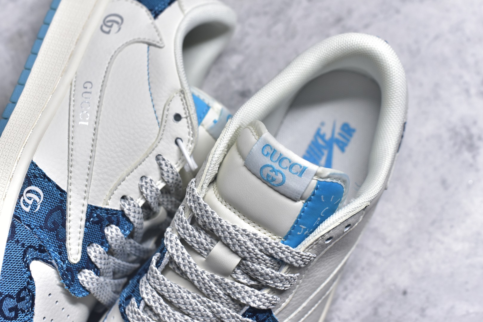 图片[9]-#Travis Scott x Fragment Design x Air Jordan 1 Low OG SP AJ1 乔1 古驰联名-白蓝花纹 低帮文化休闲板鞋 XZ1658-001 #多方联名合作融合了Travis Scott 独特的音乐风格，藤原浩个性的设计风格以及Jordan品牌的经典元素 使其成为一双具有独特身份和价值的鞋子 清新而立体的外观加上联名标识更突出了其独特身份 这种配色方案显示出活力和时尚感 在视觉上引人注目 鞋身的质感和细腻的细节处理使其显得高端而格调十足 这款“倒钩”联名是设计与创意完美结合 融合多方的个性风格是一款备受瞩目的潮流鞋款 尺码：36 36.5 37.5 38 38.5 39 40 40.5 41 42 42.5 43 44 44.5 45 9.E5-选品中心