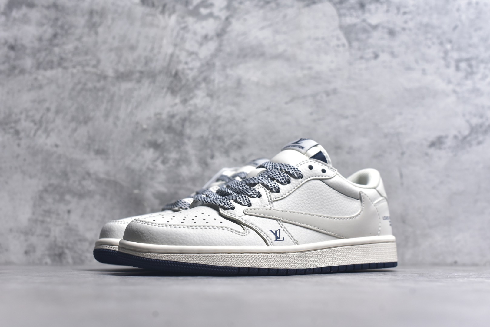 图片[2]-#Travis Scott x Fragment Design x Air Jordan 1 Low OG SP AJ1 乔1 LV联名-米蓝底 低帮文化休闲板鞋 XZ1268-003 #多方联名合作融合了Travis Scott 独特的音乐风格，藤原浩个性的设计风格以及Jordan品牌的经典元素 使其成为一双具有独特身份和价值的鞋子 清新而立体的外观加上联名标识更突出了其独特身份 这种配色方案显示出活力和时尚感 在视觉上引人注目 鞋身的质感和细腻的细节处理使其显得高端而格调十足 这款“倒钩”联名是设计与创意完美结合 融合多方的个性风格是一款备受瞩目的潮流鞋款 低帮休闲板鞋 定制鞋盒 大厂纯原品质出货 超高清洁度 皮料切割干净无任何毛边 细节完美 尺码：36 36.5 37.5 38 38.5 39 40 40.5 41 42 42.5 43 44 44.5 45 9.E5-选品中心