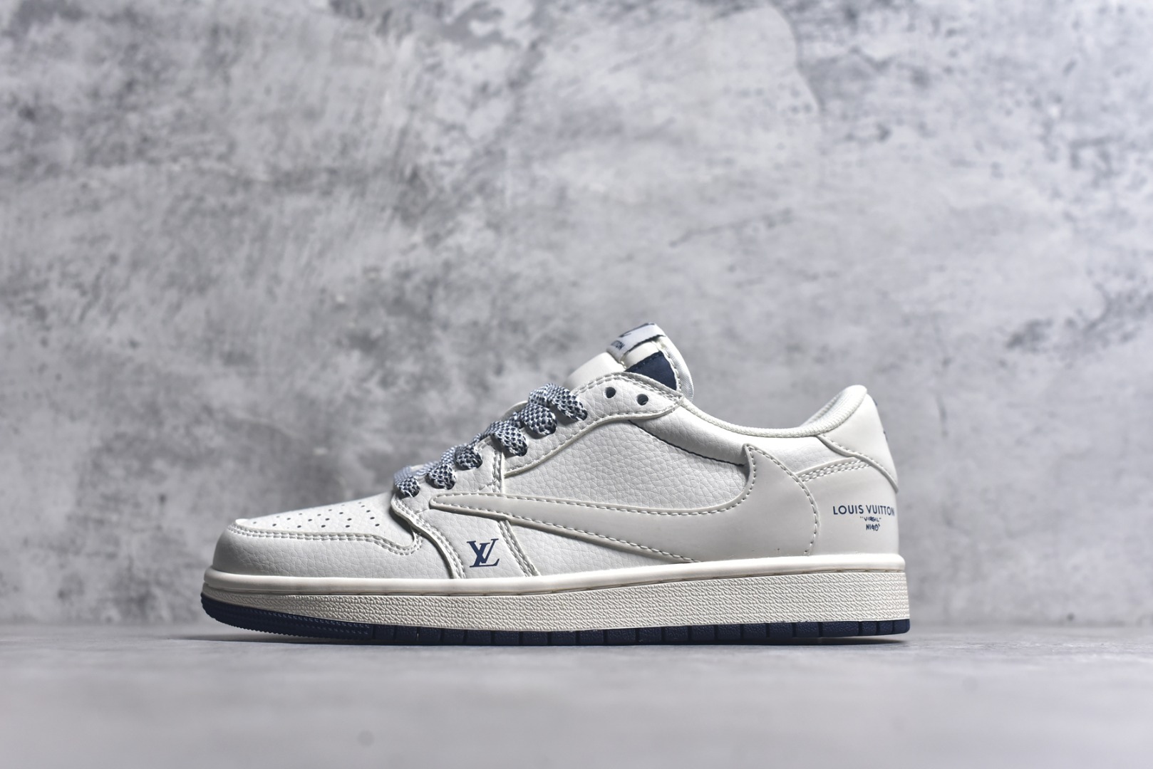 #Travis Scott x Fragment Design x Air Jordan 1 Low OG SP AJ1 乔1 LV联名-米蓝底 低帮文化休闲板鞋 XZ1268-003 #多方联名合作融合了Travis Scott 独特的音乐风格，藤原浩个性的设计风格以及Jordan品牌的经典元素 使其成为一双具有独特身份和价值的鞋子 清新而立体的外观加上联名标识更突出了其独特身份 这种配色方案显示出活力和时尚感 在视觉上引人注目 鞋身的质感和细腻的细节处理使其显得高端而格调十足 这款“倒钩”联名是设计与创意完美结合 融合多方的个性风格是一款备受瞩目的潮流鞋款 低帮休闲板鞋 定制鞋盒 大厂纯原品质出货 超高清洁度 皮料切割干净无任何毛边 细节完美 尺码：36 36.5 37.5 38 38.5 39 40 40.5 41 42 42.5 43 44 44.5 45 9.E5-选品中心