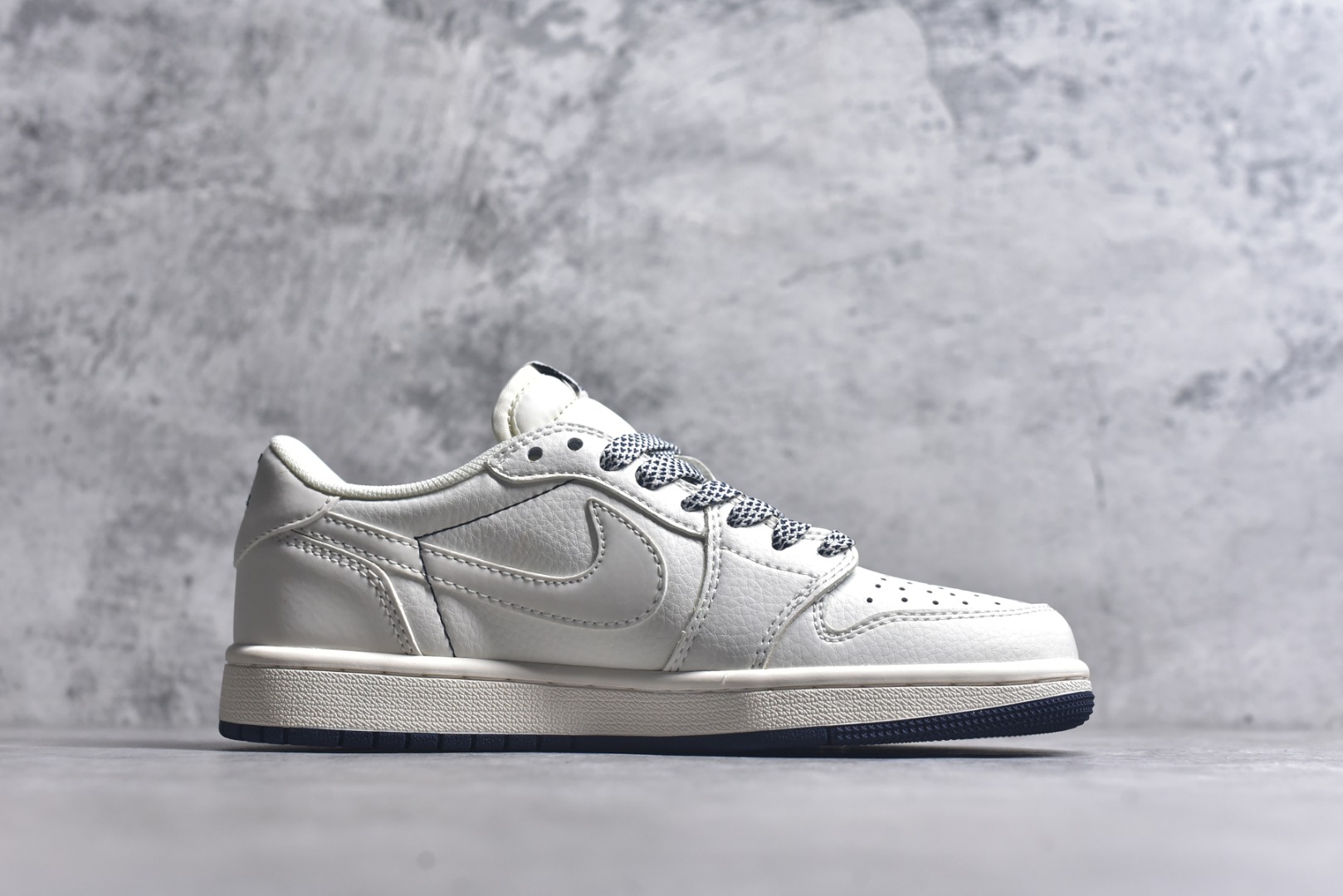 图片[3]-#Travis Scott x Fragment Design x Air Jordan 1 Low OG SP AJ1 乔1 LV联名-米蓝底 低帮文化休闲板鞋 XZ1268-003 #多方联名合作融合了Travis Scott 独特的音乐风格，藤原浩个性的设计风格以及Jordan品牌的经典元素 使其成为一双具有独特身份和价值的鞋子 清新而立体的外观加上联名标识更突出了其独特身份 这种配色方案显示出活力和时尚感 在视觉上引人注目 鞋身的质感和细腻的细节处理使其显得高端而格调十足 这款“倒钩”联名是设计与创意完美结合 融合多方的个性风格是一款备受瞩目的潮流鞋款 低帮休闲板鞋 定制鞋盒 大厂纯原品质出货 超高清洁度 皮料切割干净无任何毛边 细节完美 尺码：36 36.5 37.5 38 38.5 39 40 40.5 41 42 42.5 43 44 44.5 45 9.E5-选品中心