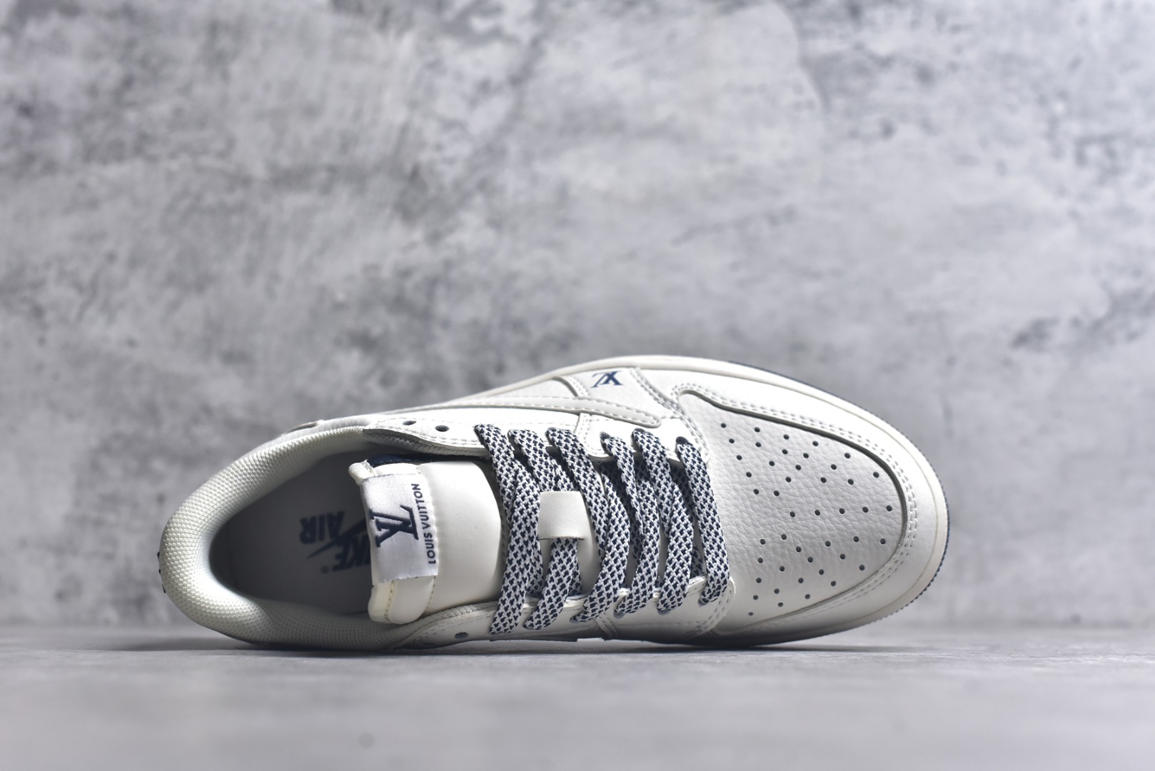 图片[4]-#Travis Scott x Fragment Design x Air Jordan 1 Low OG SP AJ1 乔1 LV联名-米蓝底 低帮文化休闲板鞋 XZ1268-003 #多方联名合作融合了Travis Scott 独特的音乐风格，藤原浩个性的设计风格以及Jordan品牌的经典元素 使其成为一双具有独特身份和价值的鞋子 清新而立体的外观加上联名标识更突出了其独特身份 这种配色方案显示出活力和时尚感 在视觉上引人注目 鞋身的质感和细腻的细节处理使其显得高端而格调十足 这款“倒钩”联名是设计与创意完美结合 融合多方的个性风格是一款备受瞩目的潮流鞋款 低帮休闲板鞋 定制鞋盒 大厂纯原品质出货 超高清洁度 皮料切割干净无任何毛边 细节完美 尺码：36 36.5 37.5 38 38.5 39 40 40.5 41 42 42.5 43 44 44.5 45 9.E5-选品中心