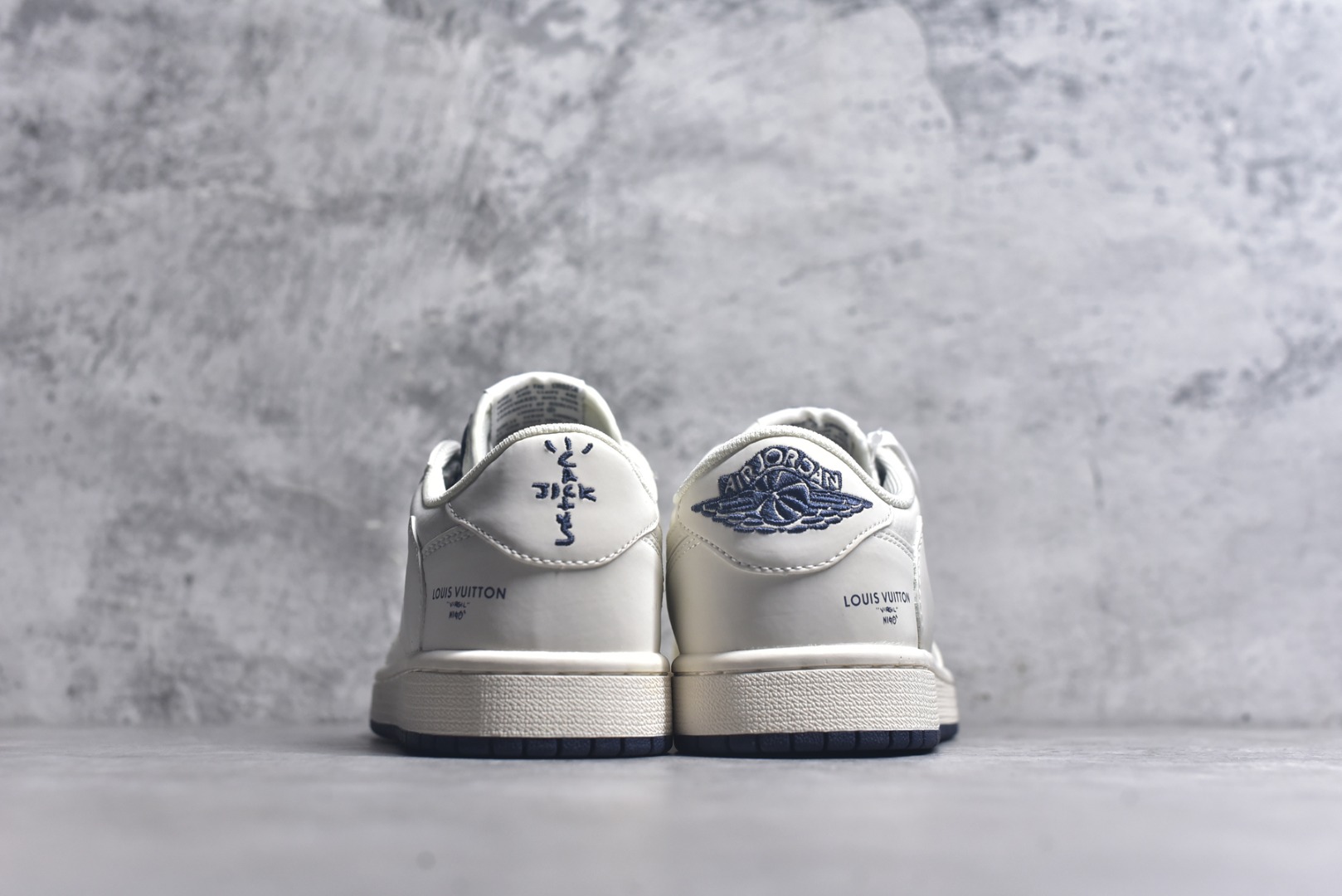 图片[5]-#Travis Scott x Fragment Design x Air Jordan 1 Low OG SP AJ1 乔1 LV联名-米蓝底 低帮文化休闲板鞋 XZ1268-003 #多方联名合作融合了Travis Scott 独特的音乐风格，藤原浩个性的设计风格以及Jordan品牌的经典元素 使其成为一双具有独特身份和价值的鞋子 清新而立体的外观加上联名标识更突出了其独特身份 这种配色方案显示出活力和时尚感 在视觉上引人注目 鞋身的质感和细腻的细节处理使其显得高端而格调十足 这款“倒钩”联名是设计与创意完美结合 融合多方的个性风格是一款备受瞩目的潮流鞋款 低帮休闲板鞋 定制鞋盒 大厂纯原品质出货 超高清洁度 皮料切割干净无任何毛边 细节完美 尺码：36 36.5 37.5 38 38.5 39 40 40.5 41 42 42.5 43 44 44.5 45 9.E5-选品中心