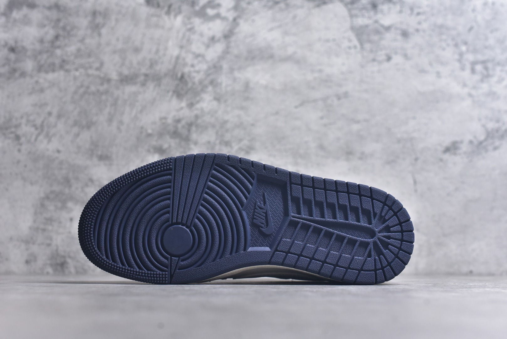 图片[6]-#Travis Scott x Fragment Design x Air Jordan 1 Low OG SP AJ1 乔1 LV联名-米蓝底 低帮文化休闲板鞋 XZ1268-003 #多方联名合作融合了Travis Scott 独特的音乐风格，藤原浩个性的设计风格以及Jordan品牌的经典元素 使其成为一双具有独特身份和价值的鞋子 清新而立体的外观加上联名标识更突出了其独特身份 这种配色方案显示出活力和时尚感 在视觉上引人注目 鞋身的质感和细腻的细节处理使其显得高端而格调十足 这款“倒钩”联名是设计与创意完美结合 融合多方的个性风格是一款备受瞩目的潮流鞋款 低帮休闲板鞋 定制鞋盒 大厂纯原品质出货 超高清洁度 皮料切割干净无任何毛边 细节完美 尺码：36 36.5 37.5 38 38.5 39 40 40.5 41 42 42.5 43 44 44.5 45 9.E5-选品中心