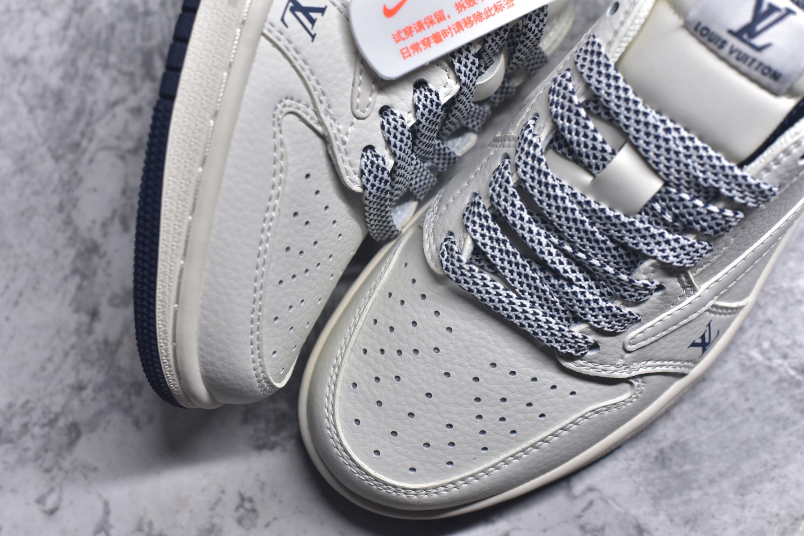 图片[8]-#Travis Scott x Fragment Design x Air Jordan 1 Low OG SP AJ1 乔1 LV联名-米蓝底 低帮文化休闲板鞋 XZ1268-003 #多方联名合作融合了Travis Scott 独特的音乐风格，藤原浩个性的设计风格以及Jordan品牌的经典元素 使其成为一双具有独特身份和价值的鞋子 清新而立体的外观加上联名标识更突出了其独特身份 这种配色方案显示出活力和时尚感 在视觉上引人注目 鞋身的质感和细腻的细节处理使其显得高端而格调十足 这款“倒钩”联名是设计与创意完美结合 融合多方的个性风格是一款备受瞩目的潮流鞋款 低帮休闲板鞋 定制鞋盒 大厂纯原品质出货 超高清洁度 皮料切割干净无任何毛边 细节完美 尺码：36 36.5 37.5 38 38.5 39 40 40.5 41 42 42.5 43 44 44.5 45 9.E5-选品中心