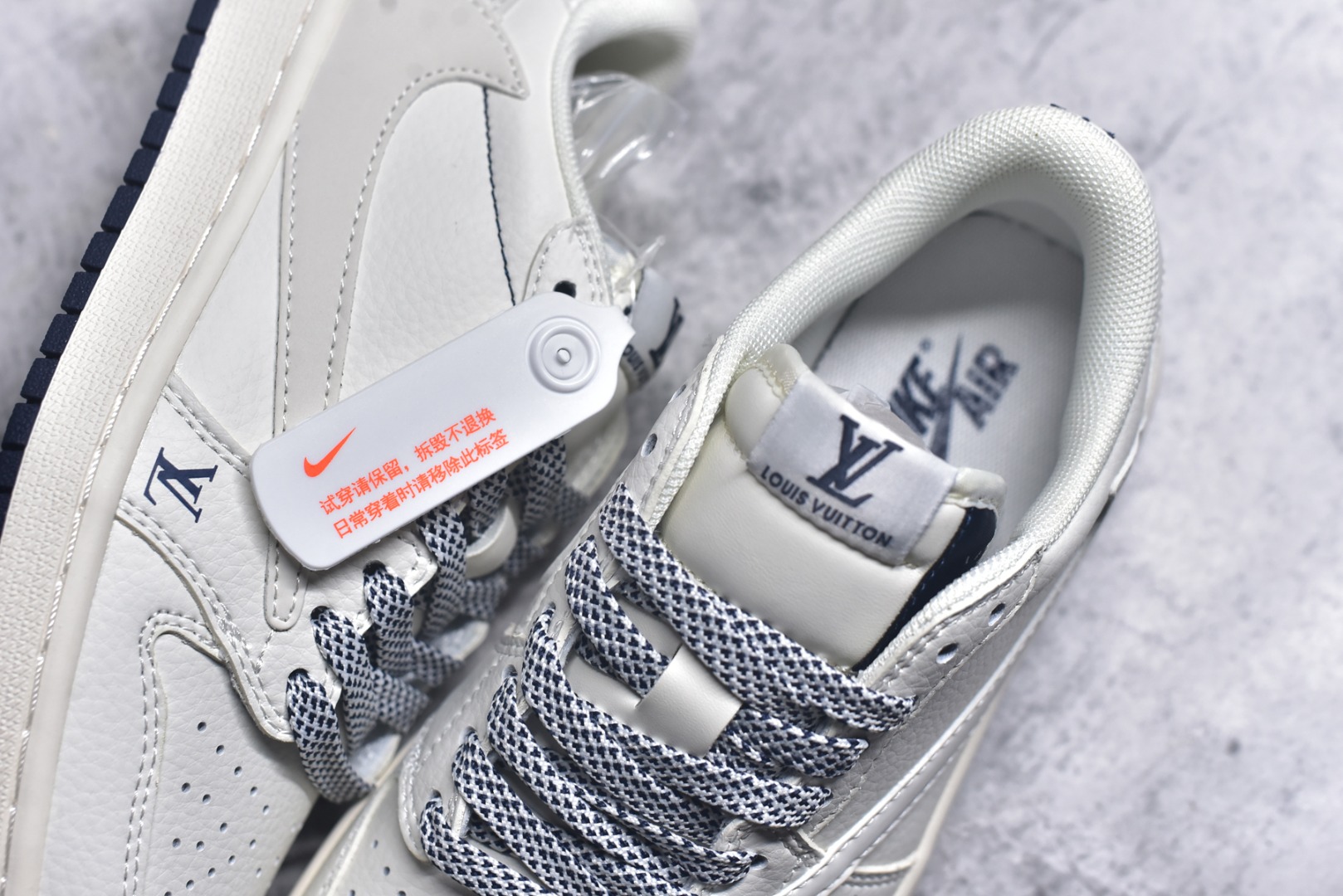 图片[9]-#Travis Scott x Fragment Design x Air Jordan 1 Low OG SP AJ1 乔1 LV联名-米蓝底 低帮文化休闲板鞋 XZ1268-003 #多方联名合作融合了Travis Scott 独特的音乐风格，藤原浩个性的设计风格以及Jordan品牌的经典元素 使其成为一双具有独特身份和价值的鞋子 清新而立体的外观加上联名标识更突出了其独特身份 这种配色方案显示出活力和时尚感 在视觉上引人注目 鞋身的质感和细腻的细节处理使其显得高端而格调十足 这款“倒钩”联名是设计与创意完美结合 融合多方的个性风格是一款备受瞩目的潮流鞋款 低帮休闲板鞋 定制鞋盒 大厂纯原品质出货 超高清洁度 皮料切割干净无任何毛边 细节完美 尺码：36 36.5 37.5 38 38.5 39 40 40.5 41 42 42.5 43 44 44.5 45 9.E5-选品中心