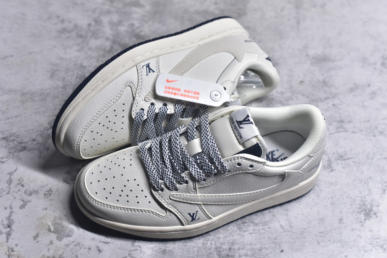 图片[7]-#Travis Scott x Fragment Design x Air Jordan 1 Low OG SP AJ1 乔1 LV联名-米蓝底 低帮文化休闲板鞋 XZ1268-003 #多方联名合作融合了Travis Scott 独特的音乐风格，藤原浩个性的设计风格以及Jordan品牌的经典元素 使其成为一双具有独特身份和价值的鞋子 清新而立体的外观加上联名标识更突出了其独特身份 这种配色方案显示出活力和时尚感 在视觉上引人注目 鞋身的质感和细腻的细节处理使其显得高端而格调十足 这款“倒钩”联名是设计与创意完美结合 融合多方的个性风格是一款备受瞩目的潮流鞋款 低帮休闲板鞋 定制鞋盒 大厂纯原品质出货 超高清洁度 皮料切割干净无任何毛边 细节完美 尺码：36 36.5 37.5 38 38.5 39 40 40.5 41 42 42.5 43 44 44.5 45 9.E5-选品中心