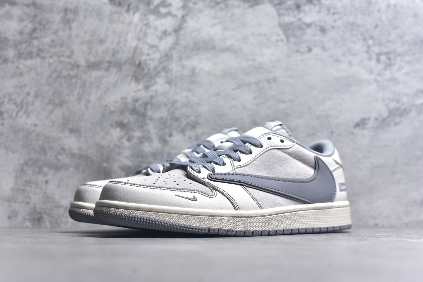 图片[2]-#Travis Scott x Fragment Design x Air Jordan 1 Low OG SP AJ1 乔1 Supreme联名-猪八高贵灰 低帮文化休闲板鞋 XZ2268-003 #多方联名合作融合了Travis Scott 独特的音乐风格，藤原浩个性的设计风格以及Jordan品牌的经典元素 使其成为一双具有独特身份和价值的鞋子 清新而立体的外观加上联名标识更突出了其独特身份 这种配色方案显示出活力和时尚感 在视觉上引人注目 鞋身的质感和细腻的细节处理使其显得高端而格调十足 这款“倒钩”联名是设计与创意完美结合 融合多方的个性风格是一款备受瞩目的潮流鞋款 尺码：36 36.5 37.5 38 38.5 39 40 40.5 41 42 42.5 43 44 44.5 45 9.E5-选品中心
