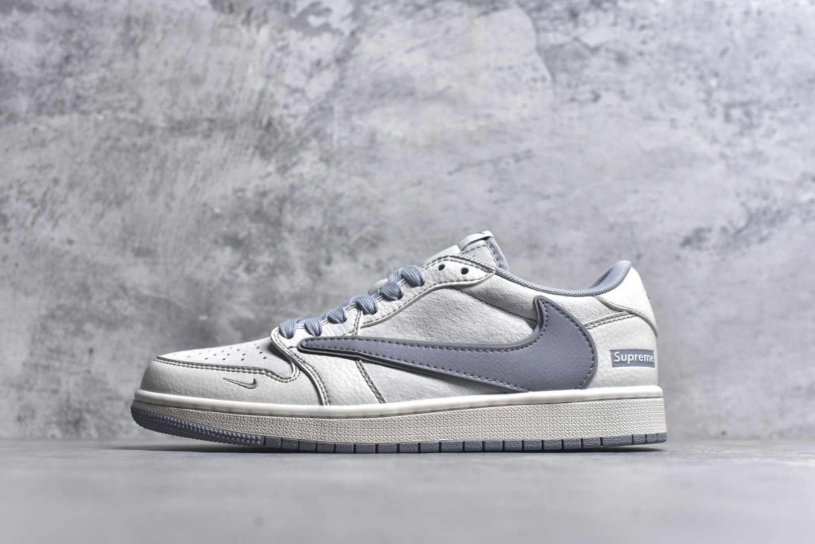#Travis Scott x Fragment Design x Air Jordan 1 Low OG SP AJ1 乔1 Supreme联名-猪八高贵灰 低帮文化休闲板鞋 XZ2268-003 #多方联名合作融合了Travis Scott 独特的音乐风格，藤原浩个性的设计风格以及Jordan品牌的经典元素 使其成为一双具有独特身份和价值的鞋子 清新而立体的外观加上联名标识更突出了其独特身份 这种配色方案显示出活力和时尚感 在视觉上引人注目 鞋身的质感和细腻的细节处理使其显得高端而格调十足 这款“倒钩”联名是设计与创意完美结合 融合多方的个性风格是一款备受瞩目的潮流鞋款 尺码：36 36.5 37.5 38 38.5 39 40 40.5 41 42 42.5 43 44 44.5 45 9.E5-选品中心