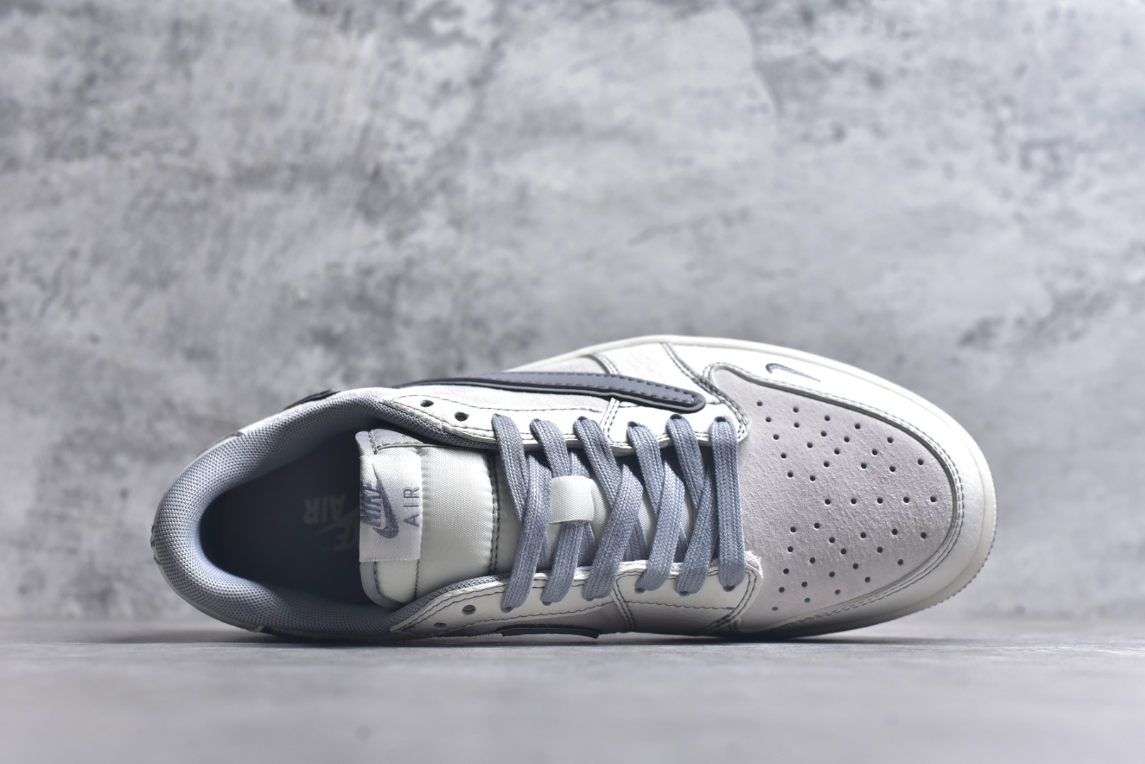 图片[4]-#Travis Scott x Fragment Design x Air Jordan 1 Low OG SP AJ1 乔1 Supreme联名-猪八高贵灰 低帮文化休闲板鞋 XZ2268-003 #多方联名合作融合了Travis Scott 独特的音乐风格，藤原浩个性的设计风格以及Jordan品牌的经典元素 使其成为一双具有独特身份和价值的鞋子 清新而立体的外观加上联名标识更突出了其独特身份 这种配色方案显示出活力和时尚感 在视觉上引人注目 鞋身的质感和细腻的细节处理使其显得高端而格调十足 这款“倒钩”联名是设计与创意完美结合 融合多方的个性风格是一款备受瞩目的潮流鞋款 尺码：36 36.5 37.5 38 38.5 39 40 40.5 41 42 42.5 43 44 44.5 45 9.E5-选品中心