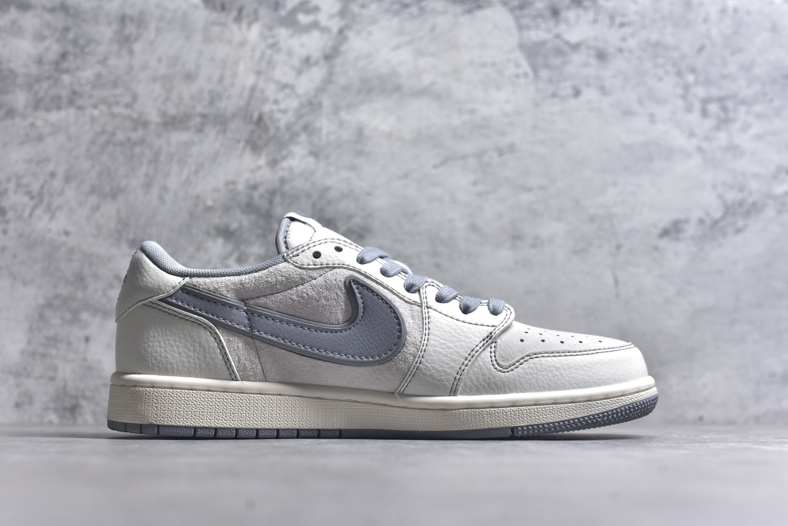 图片[3]-#Travis Scott x Fragment Design x Air Jordan 1 Low OG SP AJ1 乔1 Supreme联名-猪八高贵灰 低帮文化休闲板鞋 XZ2268-003 #多方联名合作融合了Travis Scott 独特的音乐风格，藤原浩个性的设计风格以及Jordan品牌的经典元素 使其成为一双具有独特身份和价值的鞋子 清新而立体的外观加上联名标识更突出了其独特身份 这种配色方案显示出活力和时尚感 在视觉上引人注目 鞋身的质感和细腻的细节处理使其显得高端而格调十足 这款“倒钩”联名是设计与创意完美结合 融合多方的个性风格是一款备受瞩目的潮流鞋款 尺码：36 36.5 37.5 38 38.5 39 40 40.5 41 42 42.5 43 44 44.5 45 9.E5-选品中心