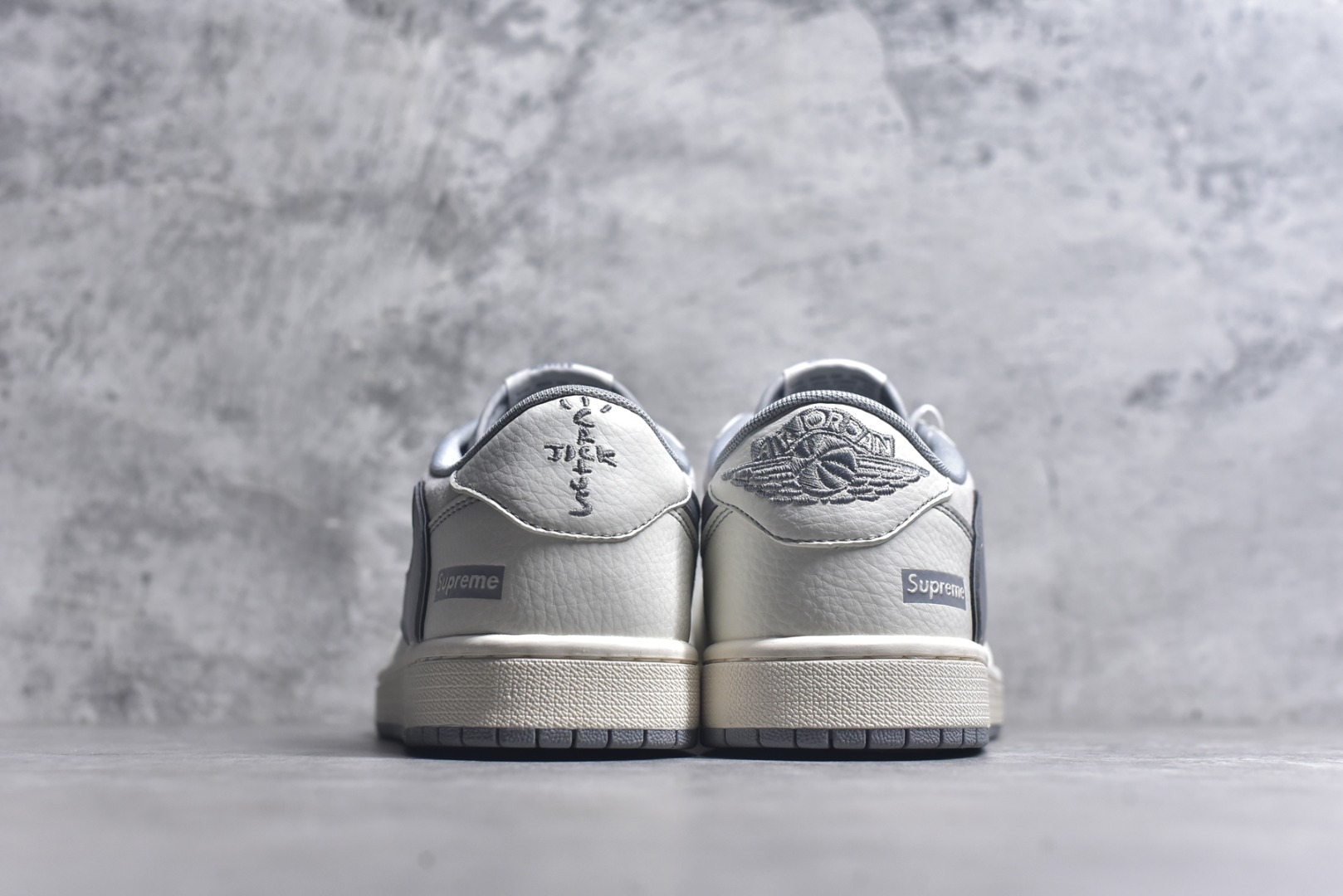 图片[5]-#Travis Scott x Fragment Design x Air Jordan 1 Low OG SP AJ1 乔1 Supreme联名-猪八高贵灰 低帮文化休闲板鞋 XZ2268-003 #多方联名合作融合了Travis Scott 独特的音乐风格，藤原浩个性的设计风格以及Jordan品牌的经典元素 使其成为一双具有独特身份和价值的鞋子 清新而立体的外观加上联名标识更突出了其独特身份 这种配色方案显示出活力和时尚感 在视觉上引人注目 鞋身的质感和细腻的细节处理使其显得高端而格调十足 这款“倒钩”联名是设计与创意完美结合 融合多方的个性风格是一款备受瞩目的潮流鞋款 尺码：36 36.5 37.5 38 38.5 39 40 40.5 41 42 42.5 43 44 44.5 45 9.E5-选品中心