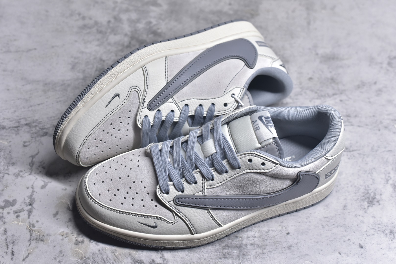 图片[7]-#Travis Scott x Fragment Design x Air Jordan 1 Low OG SP AJ1 乔1 Supreme联名-猪八高贵灰 低帮文化休闲板鞋 XZ2268-003 #多方联名合作融合了Travis Scott 独特的音乐风格，藤原浩个性的设计风格以及Jordan品牌的经典元素 使其成为一双具有独特身份和价值的鞋子 清新而立体的外观加上联名标识更突出了其独特身份 这种配色方案显示出活力和时尚感 在视觉上引人注目 鞋身的质感和细腻的细节处理使其显得高端而格调十足 这款“倒钩”联名是设计与创意完美结合 融合多方的个性风格是一款备受瞩目的潮流鞋款 尺码：36 36.5 37.5 38 38.5 39 40 40.5 41 42 42.5 43 44 44.5 45 9.E5-选品中心