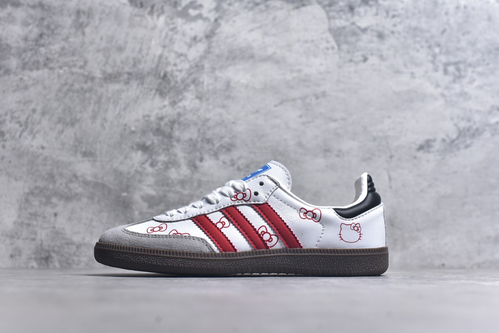 #AD Original Samba OG 复古经典轻便板鞋 B75806 口碑大厂出品 品控大底版型不断改良更新 全套原纸板楦头开发 确保原汁原味 完美呈现桑巴版型 一比一鞋头弧度高度鞋身弧度 此版本只针对中端市场 皮料材质有所更替 其他数据细节工艺流程均保持一致 绝不口嗨 细节品控鞋型随意对比 正确烫金高频细节 原装纳米超迁皮料 独家私模橡胶大底 原盒原配 这款桑巴鞋展示了高质量的工艺 带有装饰的超锁缝制和无缝的手感 柔软、柔软的皮革造型和标志性的3条纹完成了精致的外观 正规合身鞋带 鞋面上有绒面鞋垫 橡胶鞋底 享受正畸套筒软感 自50年代首次亮相以来就一直在赢得粉丝的青睐 尺码：35.5 36 36.5 37.5 38 38.5 39 40 40.5 41 42 42.5 43 44 44.5 45-选品中心