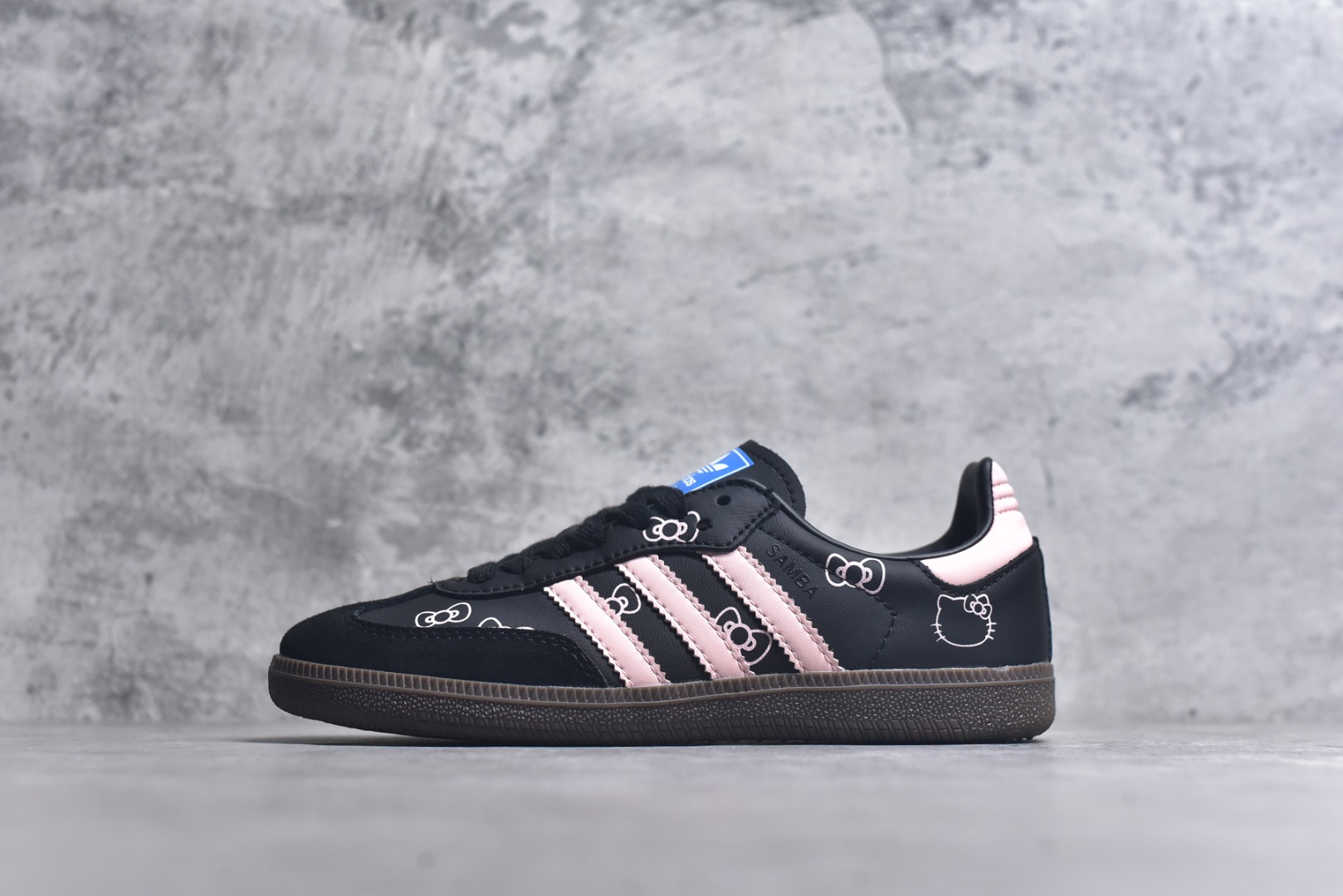 #AD Original Samba OG 复古经典轻便板鞋 B75807 口碑大厂出品 品控大底版型不断改良更新 全套原纸板楦头开发 确保原汁原味 完美呈现桑巴版型 一比一鞋头弧度高度鞋身弧度 此版本只针对中端市场 皮料材质有所更替 其他数据细节工艺流程均保持一致 绝不口嗨 细节品控鞋型随意对比 正确烫金高频细节 原装纳米超迁皮料 独家私模橡胶大底 原盒原配 这款桑巴鞋展示了高质量的工艺 带有装饰的超锁缝制和无缝的手感 柔软、柔软的皮革造型和标志性的3条纹完成了精致的外观 正规合身鞋带 鞋面上有绒面鞋垫 橡胶鞋底 享受正畸套筒软感 自50年代首次亮相以来就一直在赢得粉丝的青睐 尺码：35.5 36 36.5 37.5 38 38.5 39 40 40.5 41 42 42.5 43 44 44.5 45-选品中心