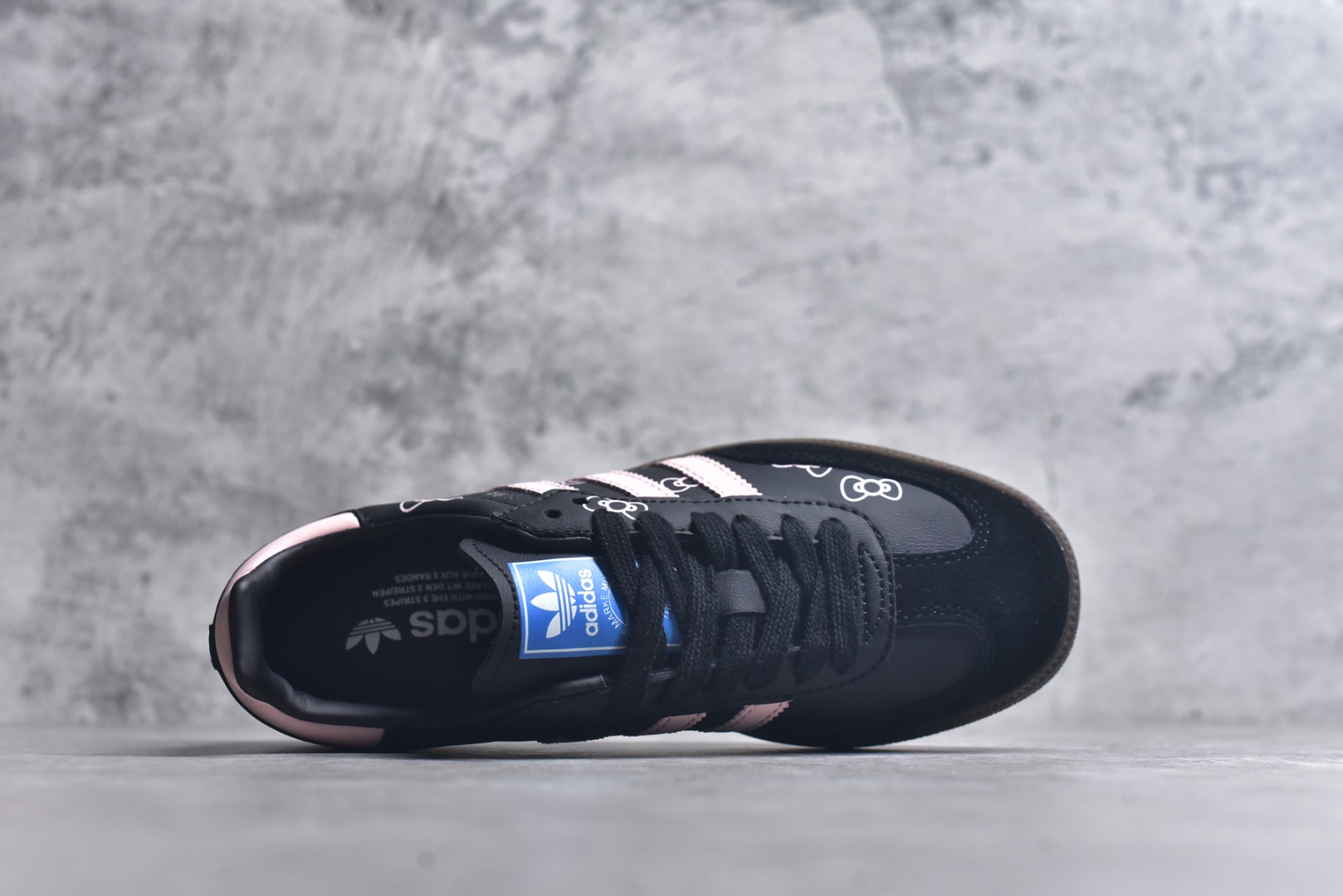 图片[4]-#AD Original Samba OG 复古经典轻便板鞋 B75807 口碑大厂出品 品控大底版型不断改良更新 全套原纸板楦头开发 确保原汁原味 完美呈现桑巴版型 一比一鞋头弧度高度鞋身弧度 此版本只针对中端市场 皮料材质有所更替 其他数据细节工艺流程均保持一致 绝不口嗨 细节品控鞋型随意对比 正确烫金高频细节 原装纳米超迁皮料 独家私模橡胶大底 原盒原配 这款桑巴鞋展示了高质量的工艺 带有装饰的超锁缝制和无缝的手感 柔软、柔软的皮革造型和标志性的3条纹完成了精致的外观 正规合身鞋带 鞋面上有绒面鞋垫 橡胶鞋底 享受正畸套筒软感 自50年代首次亮相以来就一直在赢得粉丝的青睐 尺码：35.5 36 36.5 37.5 38 38.5 39 40 40.5 41 42 42.5 43 44 44.5 45-选品中心