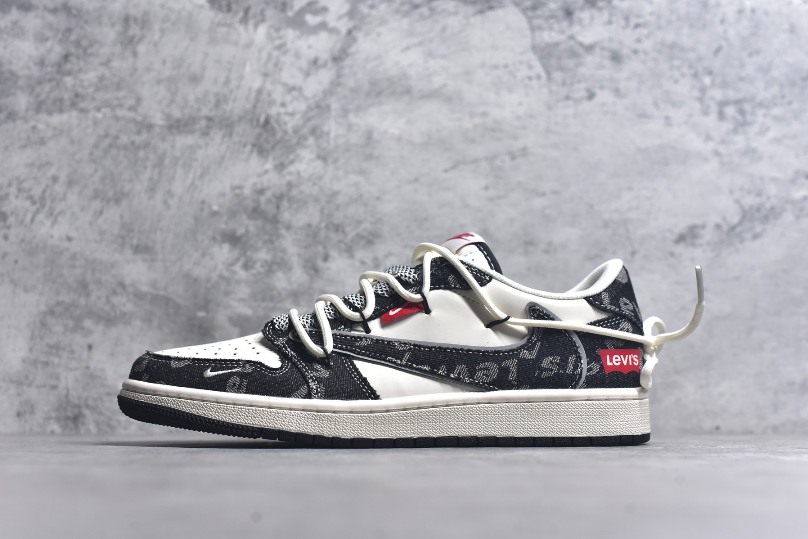 #Travis Scott x Fragment Design x Air Jordan 1 Low OG SP AJ1 乔1 李维斯联名 米白黑帆布绑带 低帮文化休闲板鞋 HT5088-600 #多方联名合作融合了Travis Scott 独特的音乐风格，藤原浩个性的设计风格以及Jordan品牌的经典元素 使其成为一双具有独特身份和价值的鞋子 清新而立体的外观加上联名标识更突出了其独特身份 这种配色方案显示出活力和时尚感 在视觉上引人注目 鞋身的质感和细腻的细节处理使其显得高端而格调十足 这款“倒钩”联名是设计与创意完美结合 融合多方的个性风格是一款备受瞩目的潮流鞋款 尺码：36 36.5 37.5 38 38.5 39 40 40.5 41 42 42.5 43 44 44.5 45 9.E5-选品中心