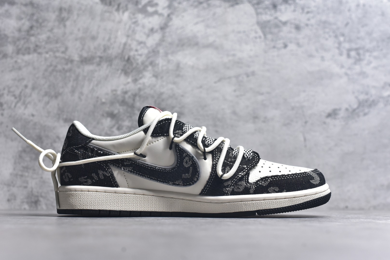 图片[3]-#Travis Scott x Fragment Design x Air Jordan 1 Low OG SP AJ1 乔1 李维斯联名 米白黑帆布绑带 低帮文化休闲板鞋 HT5088-600 #多方联名合作融合了Travis Scott 独特的音乐风格，藤原浩个性的设计风格以及Jordan品牌的经典元素 使其成为一双具有独特身份和价值的鞋子 清新而立体的外观加上联名标识更突出了其独特身份 这种配色方案显示出活力和时尚感 在视觉上引人注目 鞋身的质感和细腻的细节处理使其显得高端而格调十足 这款“倒钩”联名是设计与创意完美结合 融合多方的个性风格是一款备受瞩目的潮流鞋款 尺码：36 36.5 37.5 38 38.5 39 40 40.5 41 42 42.5 43 44 44.5 45 9.E5-选品中心