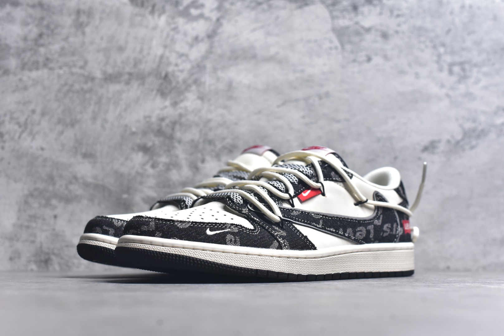 图片[2]-#Travis Scott x Fragment Design x Air Jordan 1 Low OG SP AJ1 乔1 李维斯联名 米白黑帆布绑带 低帮文化休闲板鞋 HT5088-600 #多方联名合作融合了Travis Scott 独特的音乐风格，藤原浩个性的设计风格以及Jordan品牌的经典元素 使其成为一双具有独特身份和价值的鞋子 清新而立体的外观加上联名标识更突出了其独特身份 这种配色方案显示出活力和时尚感 在视觉上引人注目 鞋身的质感和细腻的细节处理使其显得高端而格调十足 这款“倒钩”联名是设计与创意完美结合 融合多方的个性风格是一款备受瞩目的潮流鞋款 尺码：36 36.5 37.5 38 38.5 39 40 40.5 41 42 42.5 43 44 44.5 45 9.E5-选品中心