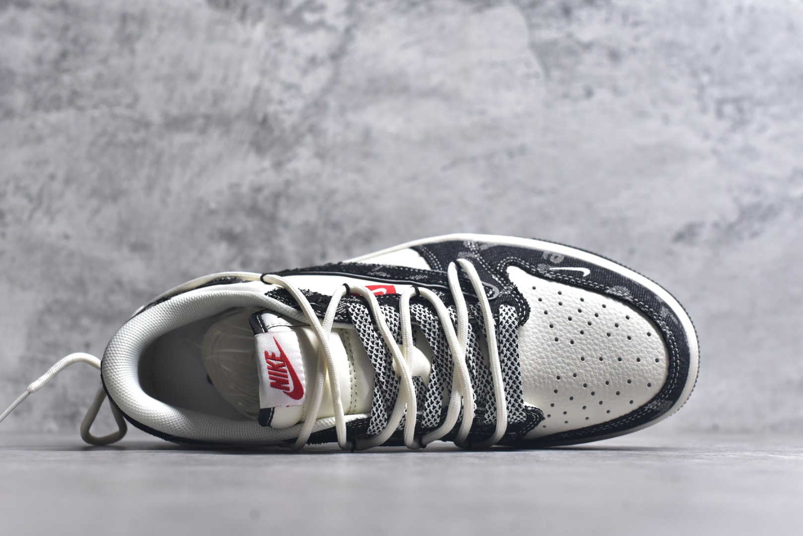 图片[4]-#Travis Scott x Fragment Design x Air Jordan 1 Low OG SP AJ1 乔1 李维斯联名 米白黑帆布绑带 低帮文化休闲板鞋 HT5088-600 #多方联名合作融合了Travis Scott 独特的音乐风格，藤原浩个性的设计风格以及Jordan品牌的经典元素 使其成为一双具有独特身份和价值的鞋子 清新而立体的外观加上联名标识更突出了其独特身份 这种配色方案显示出活力和时尚感 在视觉上引人注目 鞋身的质感和细腻的细节处理使其显得高端而格调十足 这款“倒钩”联名是设计与创意完美结合 融合多方的个性风格是一款备受瞩目的潮流鞋款 尺码：36 36.5 37.5 38 38.5 39 40 40.5 41 42 42.5 43 44 44.5 45 9.E5-选品中心