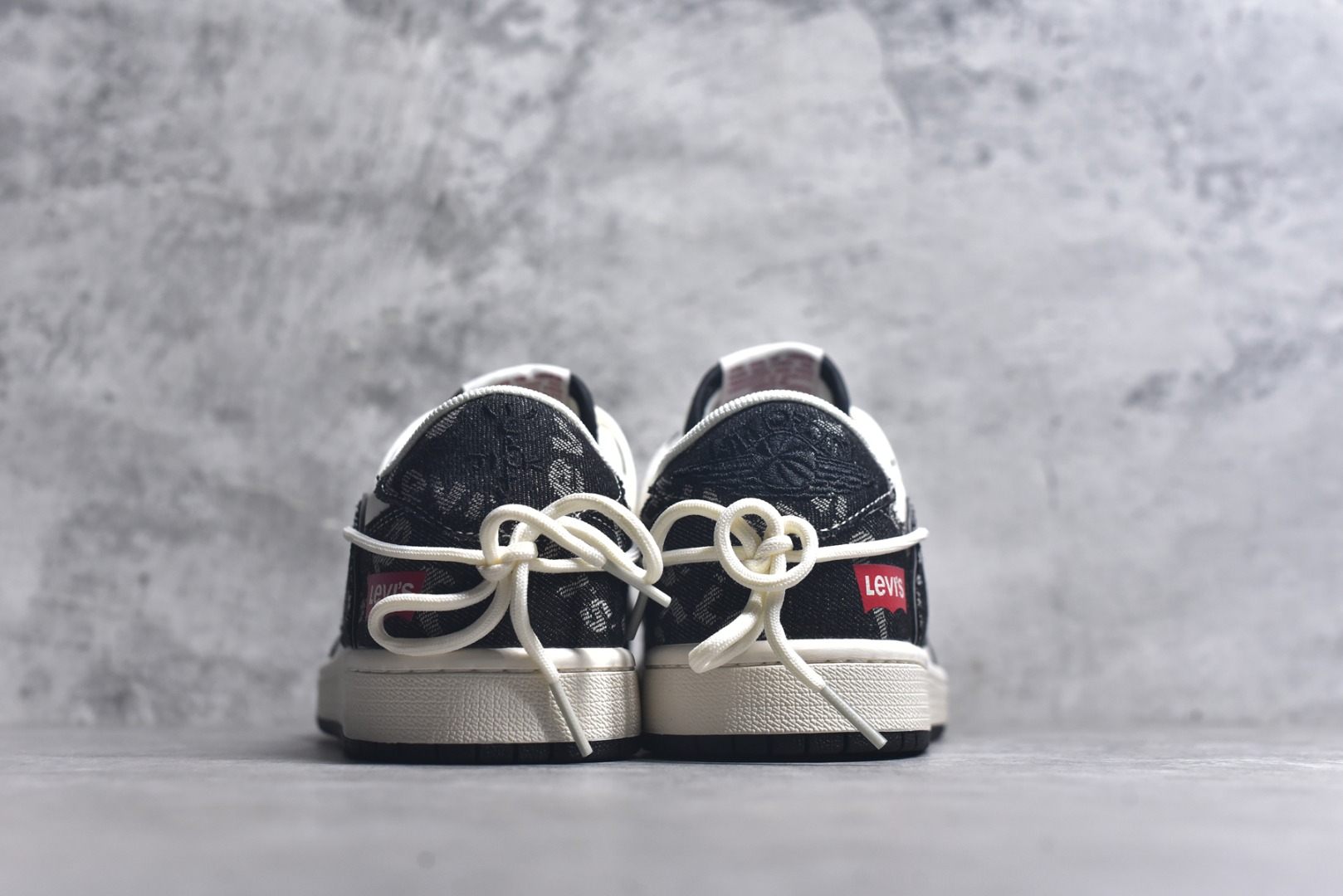 图片[5]-#Travis Scott x Fragment Design x Air Jordan 1 Low OG SP AJ1 乔1 李维斯联名 米白黑帆布绑带 低帮文化休闲板鞋 HT5088-600 #多方联名合作融合了Travis Scott 独特的音乐风格，藤原浩个性的设计风格以及Jordan品牌的经典元素 使其成为一双具有独特身份和价值的鞋子 清新而立体的外观加上联名标识更突出了其独特身份 这种配色方案显示出活力和时尚感 在视觉上引人注目 鞋身的质感和细腻的细节处理使其显得高端而格调十足 这款“倒钩”联名是设计与创意完美结合 融合多方的个性风格是一款备受瞩目的潮流鞋款 尺码：36 36.5 37.5 38 38.5 39 40 40.5 41 42 42.5 43 44 44.5 45 9.E5-选品中心