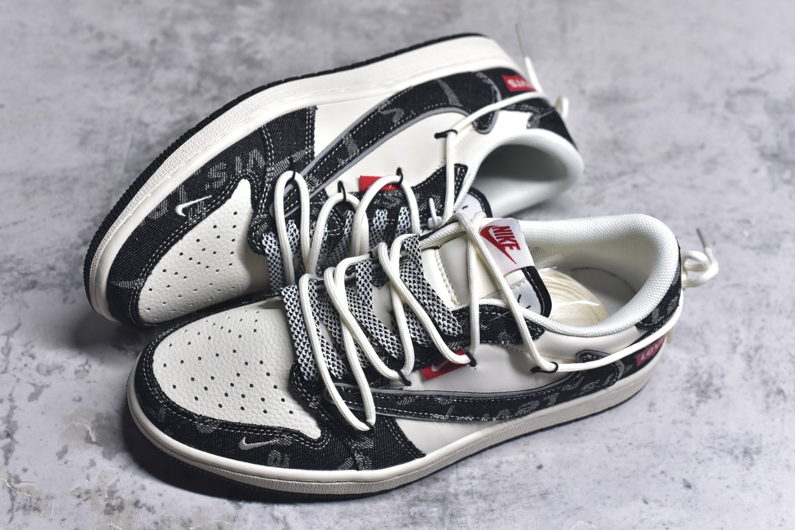 图片[7]-#Travis Scott x Fragment Design x Air Jordan 1 Low OG SP AJ1 乔1 李维斯联名 米白黑帆布绑带 低帮文化休闲板鞋 HT5088-600 #多方联名合作融合了Travis Scott 独特的音乐风格，藤原浩个性的设计风格以及Jordan品牌的经典元素 使其成为一双具有独特身份和价值的鞋子 清新而立体的外观加上联名标识更突出了其独特身份 这种配色方案显示出活力和时尚感 在视觉上引人注目 鞋身的质感和细腻的细节处理使其显得高端而格调十足 这款“倒钩”联名是设计与创意完美结合 融合多方的个性风格是一款备受瞩目的潮流鞋款 尺码：36 36.5 37.5 38 38.5 39 40 40.5 41 42 42.5 43 44 44.5 45 9.E5-选品中心