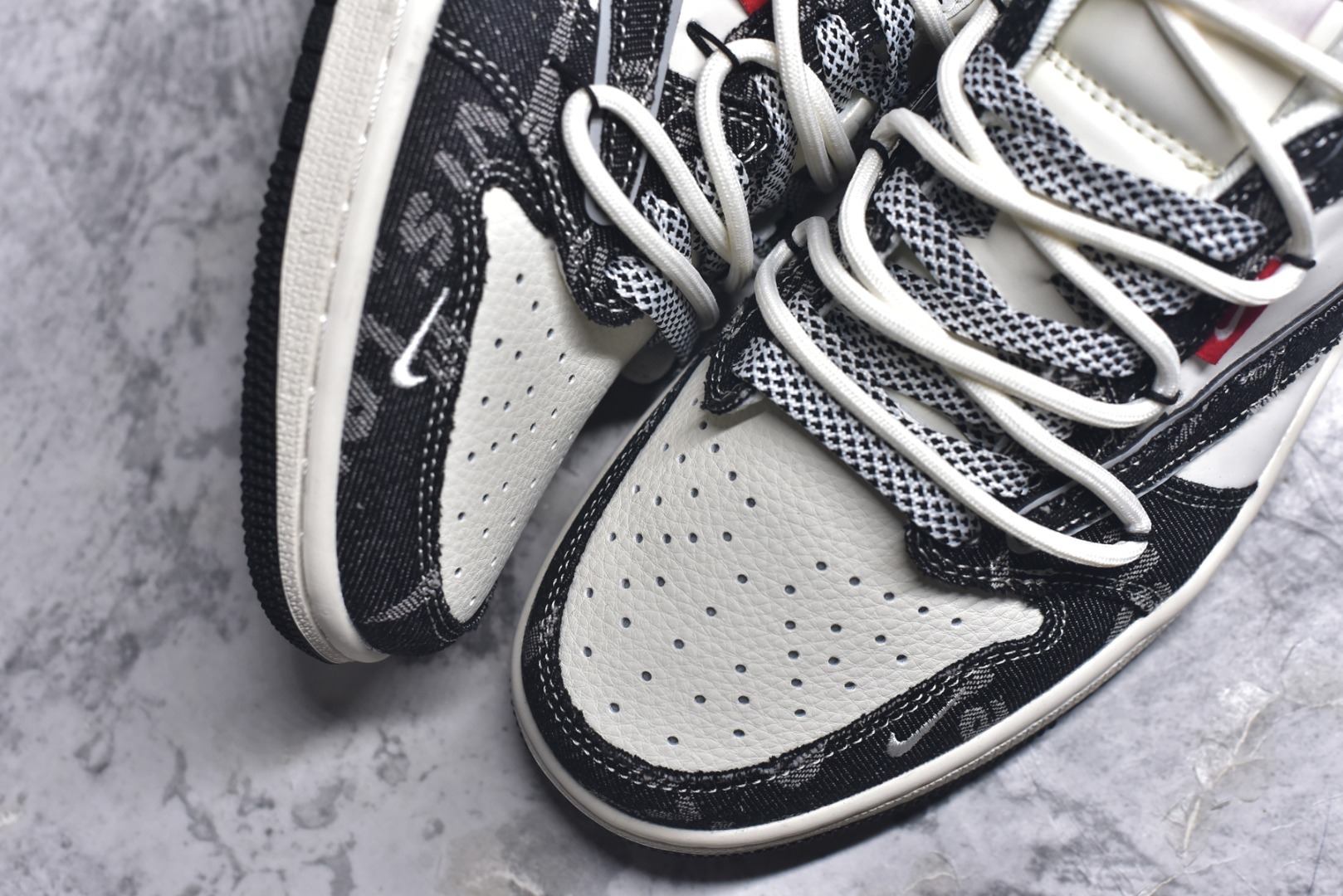 图片[8]-#Travis Scott x Fragment Design x Air Jordan 1 Low OG SP AJ1 乔1 李维斯联名 米白黑帆布绑带 低帮文化休闲板鞋 HT5088-600 #多方联名合作融合了Travis Scott 独特的音乐风格，藤原浩个性的设计风格以及Jordan品牌的经典元素 使其成为一双具有独特身份和价值的鞋子 清新而立体的外观加上联名标识更突出了其独特身份 这种配色方案显示出活力和时尚感 在视觉上引人注目 鞋身的质感和细腻的细节处理使其显得高端而格调十足 这款“倒钩”联名是设计与创意完美结合 融合多方的个性风格是一款备受瞩目的潮流鞋款 尺码：36 36.5 37.5 38 38.5 39 40 40.5 41 42 42.5 43 44 44.5 45 9.E5-选品中心