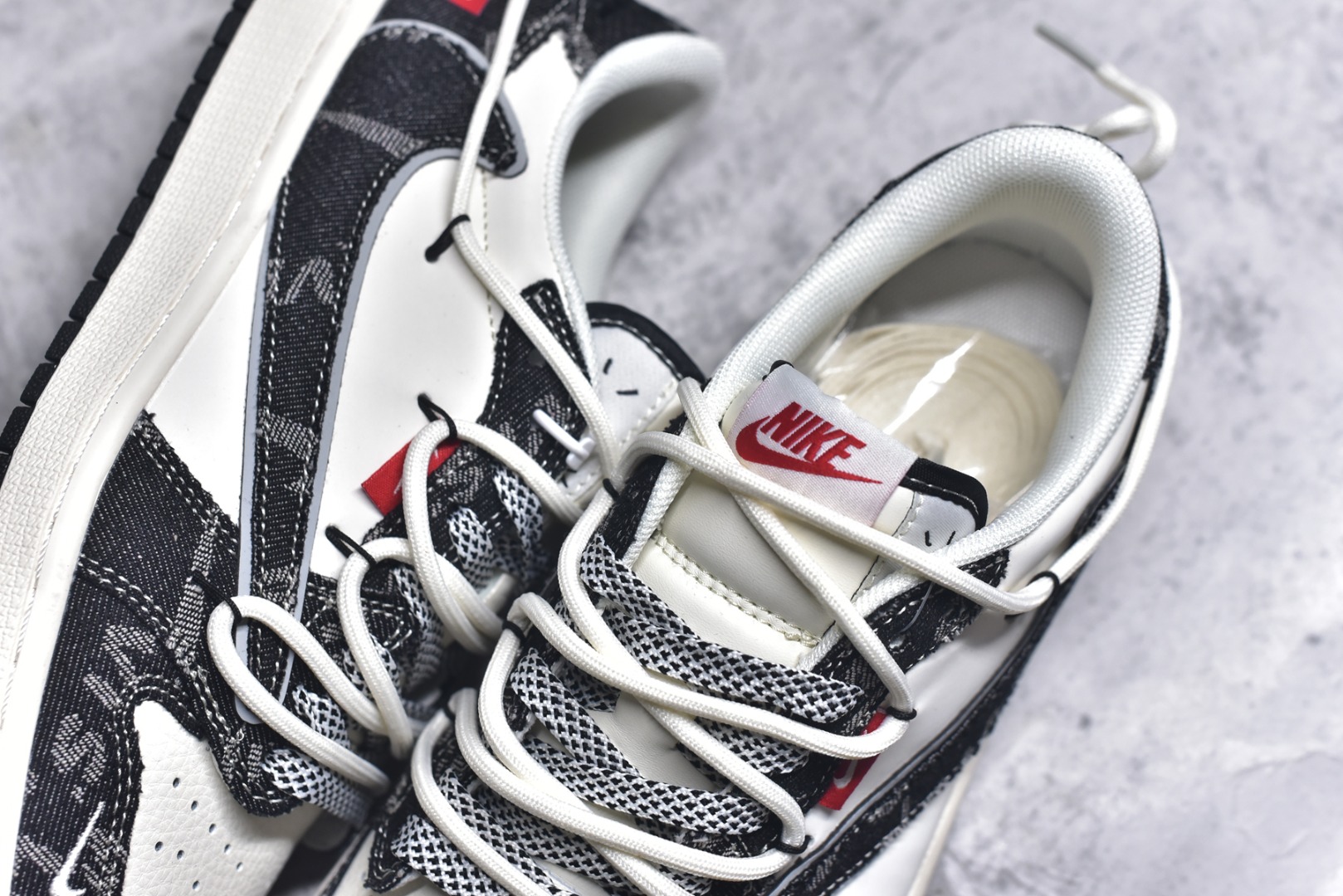 图片[9]-#Travis Scott x Fragment Design x Air Jordan 1 Low OG SP AJ1 乔1 李维斯联名 米白黑帆布绑带 低帮文化休闲板鞋 HT5088-600 #多方联名合作融合了Travis Scott 独特的音乐风格，藤原浩个性的设计风格以及Jordan品牌的经典元素 使其成为一双具有独特身份和价值的鞋子 清新而立体的外观加上联名标识更突出了其独特身份 这种配色方案显示出活力和时尚感 在视觉上引人注目 鞋身的质感和细腻的细节处理使其显得高端而格调十足 这款“倒钩”联名是设计与创意完美结合 融合多方的个性风格是一款备受瞩目的潮流鞋款 尺码：36 36.5 37.5 38 38.5 39 40 40.5 41 42 42.5 43 44 44.5 45 9.E5-选品中心
