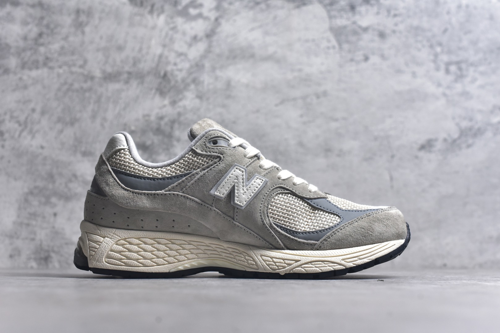 图片[3]-#NB New Balance M2002R 新百伦U2002RRD 灰米 全新版本出货 新配色陆续开发出货 品质很好 价格实惠 全套原楦原纸板原厂数据开发 原厂网纱 原装进口皮料 正确绒感卡色 正确中底拉帮中底网布细节 一比一手工擦旧效果 冲裁组合 匠心打造 耗时两个月开发完成 工艺极其复杂难度可想而知 新开独立私模大底 全网唯一正确做旧组合大底 高端零售专供产物 尺码：36 37 37.5 38 38.5 39.5 40 40.5 41.5 42 42.5 43 44 44.5 45 45.5 46.5-选品中心