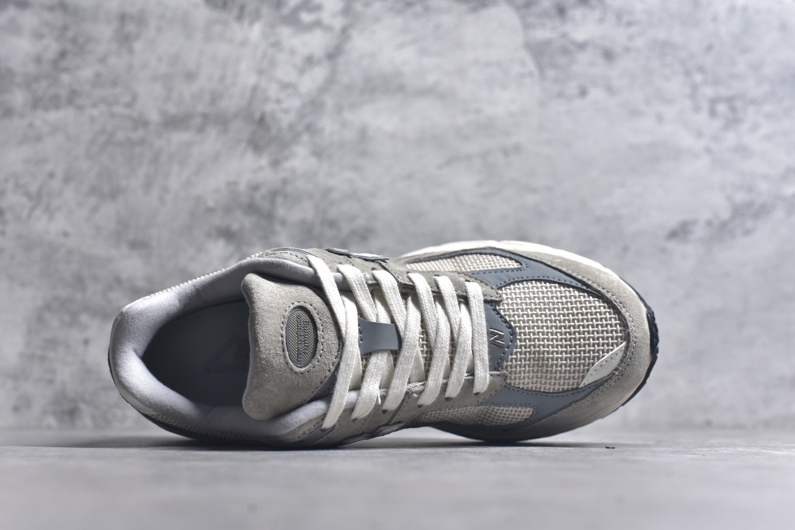 图片[4]-#NB New Balance M2002R 新百伦U2002RRD 灰米 全新版本出货 新配色陆续开发出货 品质很好 价格实惠 全套原楦原纸板原厂数据开发 原厂网纱 原装进口皮料 正确绒感卡色 正确中底拉帮中底网布细节 一比一手工擦旧效果 冲裁组合 匠心打造 耗时两个月开发完成 工艺极其复杂难度可想而知 新开独立私模大底 全网唯一正确做旧组合大底 高端零售专供产物 尺码：36 37 37.5 38 38.5 39.5 40 40.5 41.5 42 42.5 43 44 44.5 45 45.5 46.5-选品中心