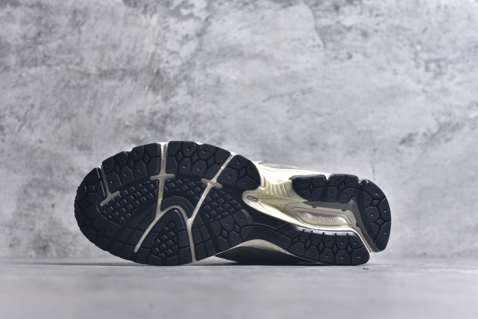 图片[6]-#NB New Balance M2002R 新百伦U2002RRD 灰米 全新版本出货 新配色陆续开发出货 品质很好 价格实惠 全套原楦原纸板原厂数据开发 原厂网纱 原装进口皮料 正确绒感卡色 正确中底拉帮中底网布细节 一比一手工擦旧效果 冲裁组合 匠心打造 耗时两个月开发完成 工艺极其复杂难度可想而知 新开独立私模大底 全网唯一正确做旧组合大底 高端零售专供产物 尺码：36 37 37.5 38 38.5 39.5 40 40.5 41.5 42 42.5 43 44 44.5 45 45.5 46.5-选品中心