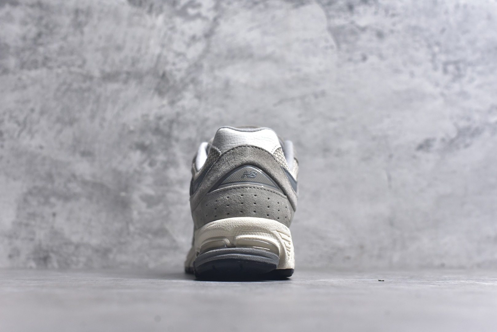 图片[5]-#NB New Balance M2002R 新百伦U2002RRD 灰米 全新版本出货 新配色陆续开发出货 品质很好 价格实惠 全套原楦原纸板原厂数据开发 原厂网纱 原装进口皮料 正确绒感卡色 正确中底拉帮中底网布细节 一比一手工擦旧效果 冲裁组合 匠心打造 耗时两个月开发完成 工艺极其复杂难度可想而知 新开独立私模大底 全网唯一正确做旧组合大底 高端零售专供产物 尺码：36 37 37.5 38 38.5 39.5 40 40.5 41.5 42 42.5 43 44 44.5 45 45.5 46.5-选品中心