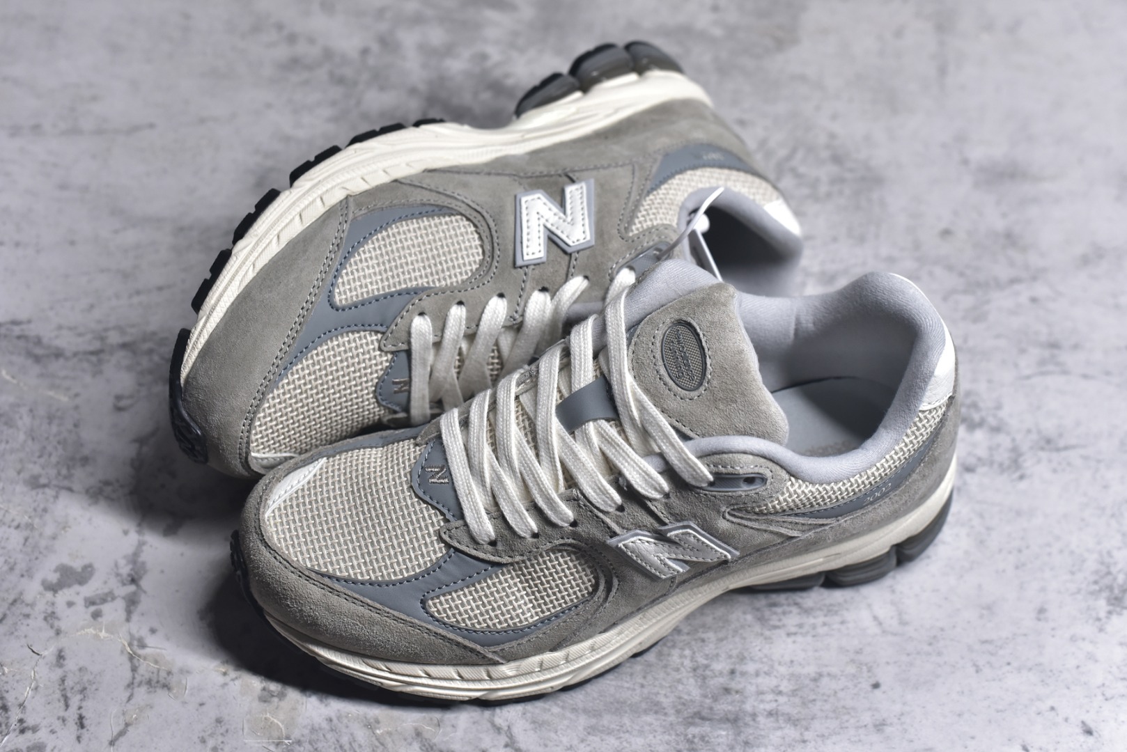 图片[7]-#NB New Balance M2002R 新百伦U2002RRD 灰米 全新版本出货 新配色陆续开发出货 品质很好 价格实惠 全套原楦原纸板原厂数据开发 原厂网纱 原装进口皮料 正确绒感卡色 正确中底拉帮中底网布细节 一比一手工擦旧效果 冲裁组合 匠心打造 耗时两个月开发完成 工艺极其复杂难度可想而知 新开独立私模大底 全网唯一正确做旧组合大底 高端零售专供产物 尺码：36 37 37.5 38 38.5 39.5 40 40.5 41.5 42 42.5 43 44 44.5 45 45.5 46.5-选品中心