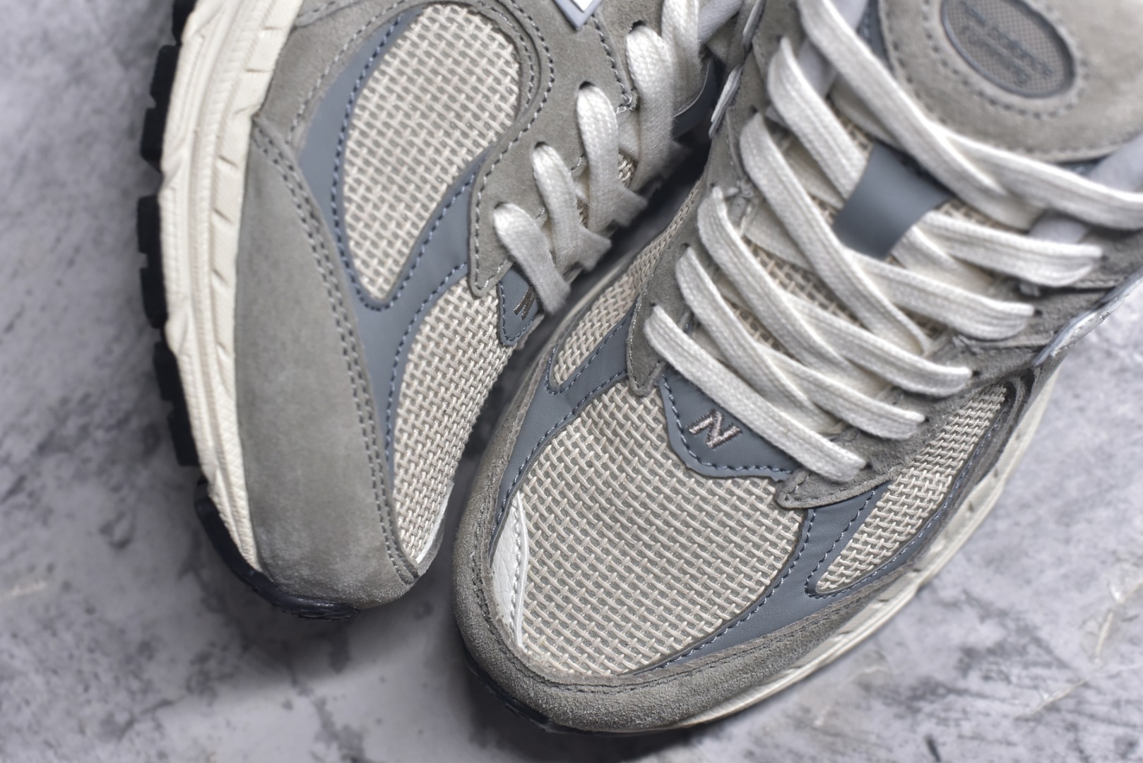 图片[8]-#NB New Balance M2002R 新百伦U2002RRD 灰米 全新版本出货 新配色陆续开发出货 品质很好 价格实惠 全套原楦原纸板原厂数据开发 原厂网纱 原装进口皮料 正确绒感卡色 正确中底拉帮中底网布细节 一比一手工擦旧效果 冲裁组合 匠心打造 耗时两个月开发完成 工艺极其复杂难度可想而知 新开独立私模大底 全网唯一正确做旧组合大底 高端零售专供产物 尺码：36 37 37.5 38 38.5 39.5 40 40.5 41.5 42 42.5 43 44 44.5 45 45.5 46.5-选品中心