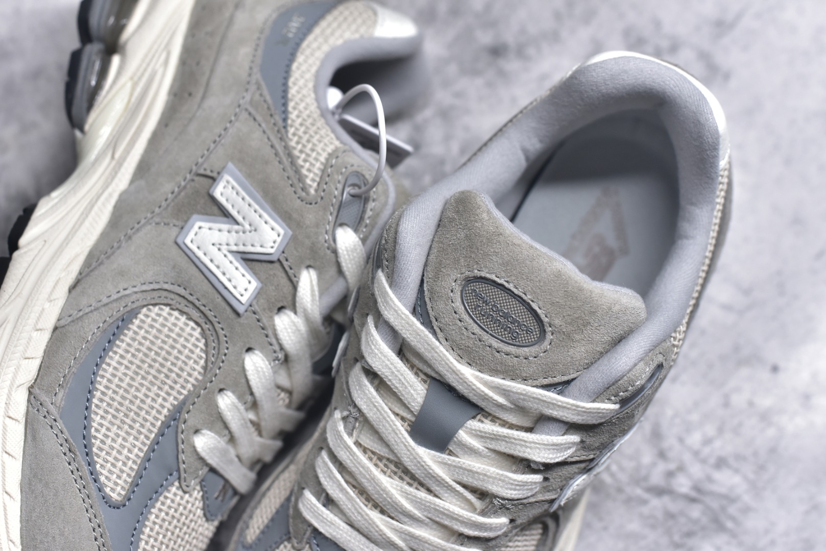图片[9]-#NB New Balance M2002R 新百伦U2002RRD 灰米 全新版本出货 新配色陆续开发出货 品质很好 价格实惠 全套原楦原纸板原厂数据开发 原厂网纱 原装进口皮料 正确绒感卡色 正确中底拉帮中底网布细节 一比一手工擦旧效果 冲裁组合 匠心打造 耗时两个月开发完成 工艺极其复杂难度可想而知 新开独立私模大底 全网唯一正确做旧组合大底 高端零售专供产物 尺码：36 37 37.5 38 38.5 39.5 40 40.5 41.5 42 42.5 43 44 44.5 45 45.5 46.5-选品中心